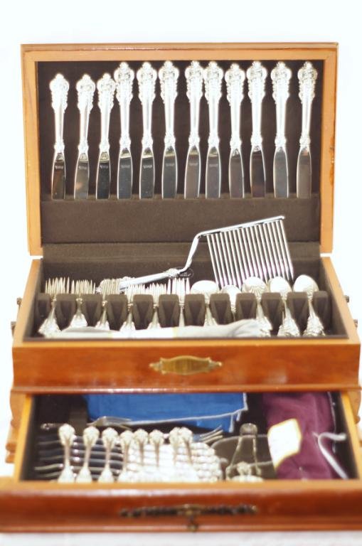 Wallace Grand Baroque Sterling Silver 105 pc set: 11 Cocktail forks/tongs (270g) 2 lg Serv. Spoons (119g), 8 table spoons ( 476g), 15 tea spoons (568g), 17 dinner forks (1241g) 9 salad forks (708g) 8 soup spoons (5 Gorham, 3 Wallace 326grams) Total p
