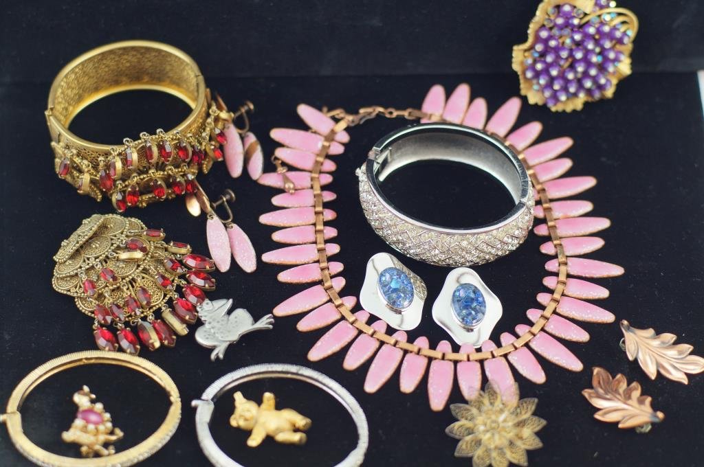 Vintage costume jewelry - Jomaz, Matisse: Erwin pearl, Renoir, Sarah Cov. ... Steiff bear pin 80th anniversary