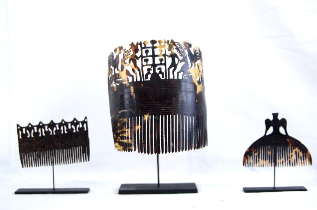3 Antique carved tortoise Tribal combs - Sumba: Rare handmade woman’s combs from East Sumba, Indonesia, East Sumba, late 19th to early 20th century. Tortoise-shell combs are presented to adolescent girls by their fathers and may also be worn by a