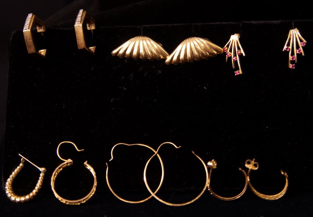 Gold earrings - 5 sets (1 of 6)