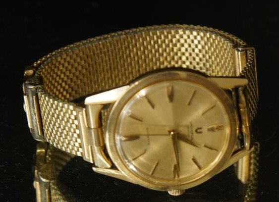 Vintage Swiss 14kt Gold "Universal" Watch: Vintage Swiss 14kt Gold "Universal" Watch Universal Geneve Swiss gold Watch (band not gold)