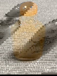 Qing Dynasty A Rock Crystal Snuff Bottle With Interior Painting By Zhou Leyuan: 清代 周乐元内画水晶鼻烟壶H: 6.28cm(2.47in)此烟壶为无色透明水晶̀