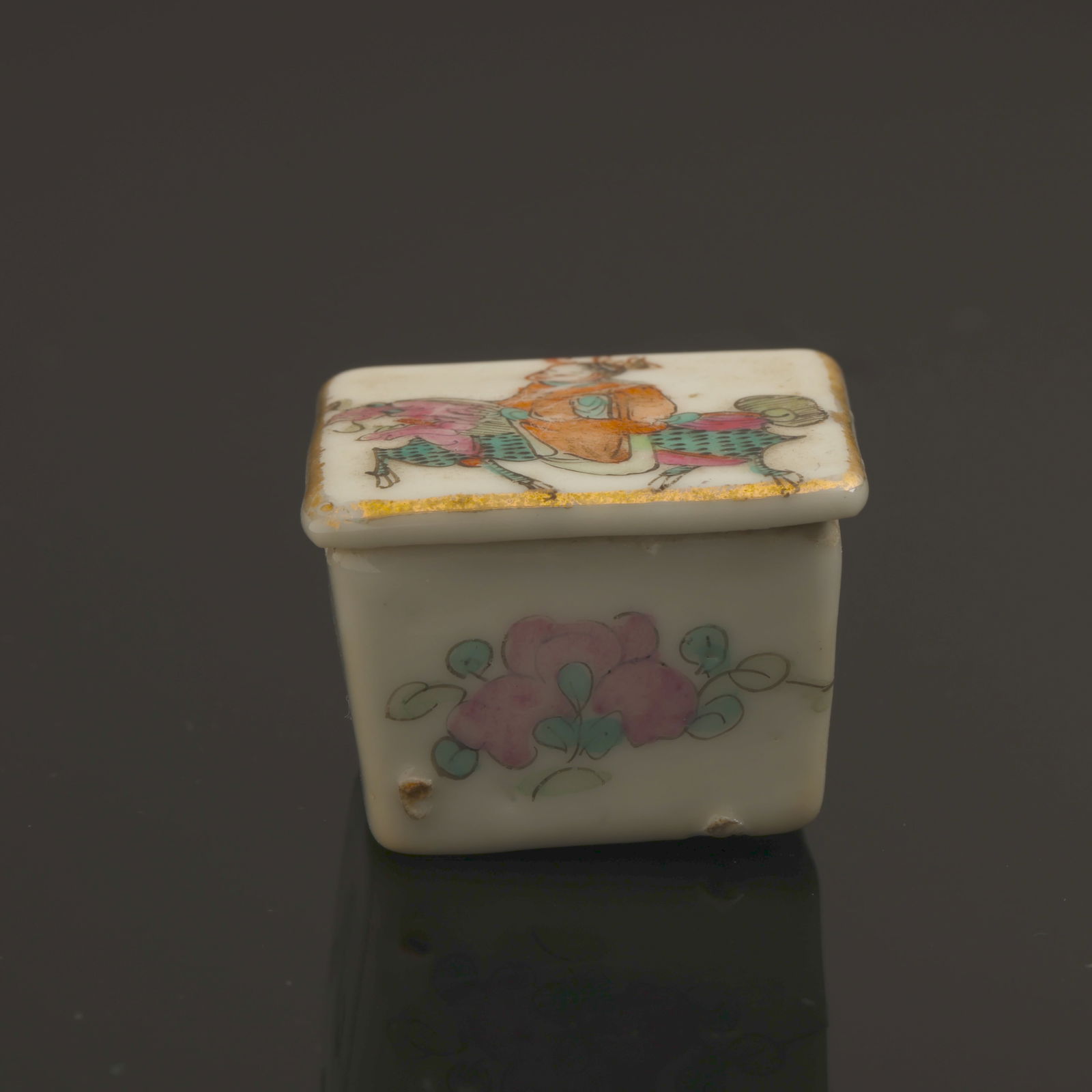 A Famille-Rose Box: 粉彩盒L: 3 cm (1.16 in) W: 2.9 cm (1.14 in) H: 2.2 cm (0.87 in)