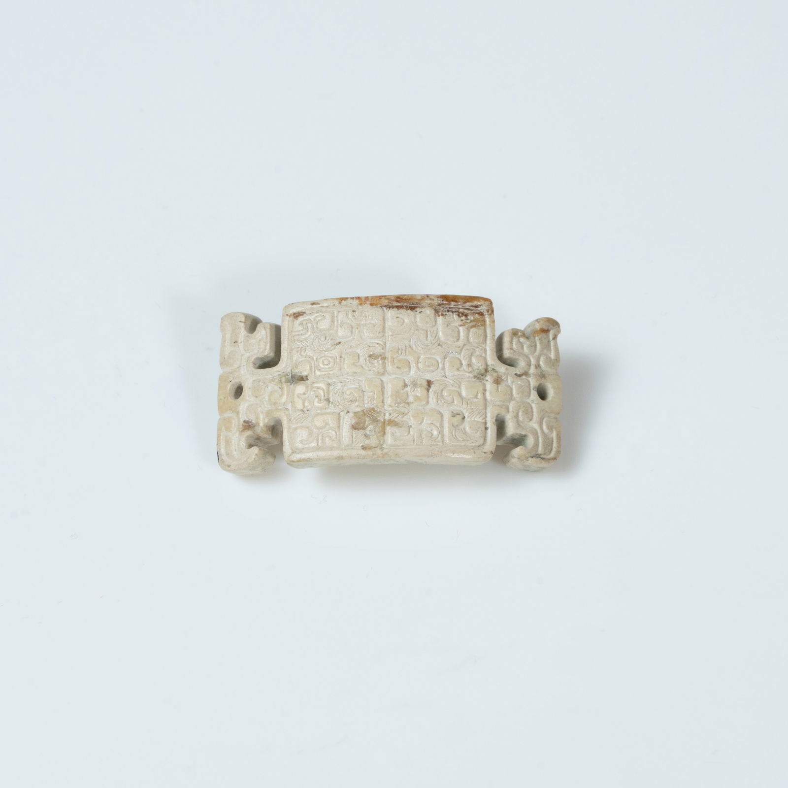 A RARE 'CLOUD AND RECTILINEAR' JADE DRAGON-HEAD PENDANT EASTERN ZHOU DYNASTY, SPRING AND AUTUMN TO: A RARE 'CLOUD AND RECTILINEAR' JADE DRAGON-HEAD PENDANTEASTERN ZHOU DYNASTY, SPRING AND AUTUMN TO WARRING STATES PERIOD春秋至战国 云矩纹龙首
