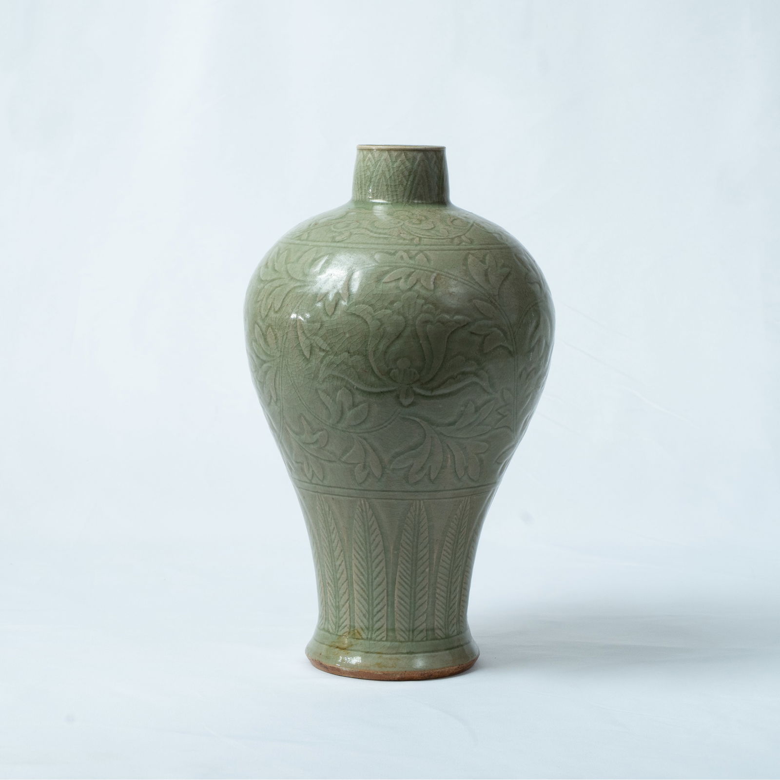 A RARE AND MAGNIFICENT LONGQUAN CELADON 'INTERLOCKING LOTUS' MEIPING MING DYNASTY (1 of 6)