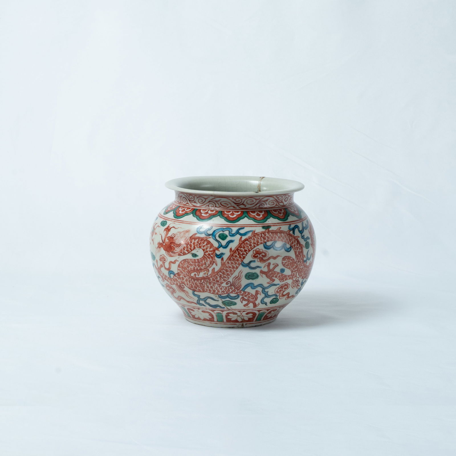 A RARE RED AND GREEN ENAMEL 'DRAGON' JAR MING DYNASTY, MARK OF CHENGHUA: A RARE RED AND GREEN ENAMEL 'DRAGON' JARMING DYNASTY, MARK OF CHENGHUA明代 红绿彩云龙纹罐《大明成化年制&