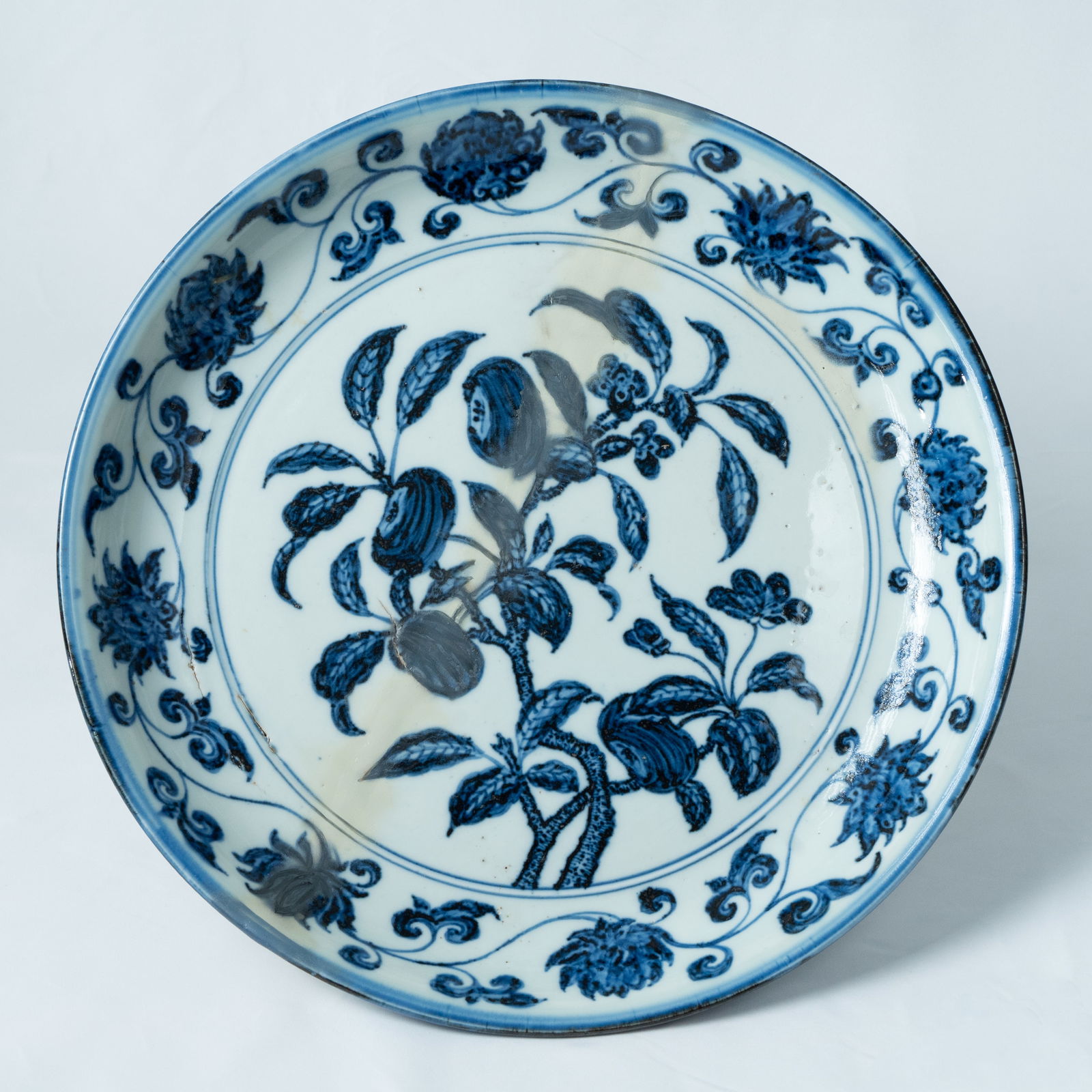 A RARE AND MAGNIFICENT LARGE BLUE AND WHITE 'GARDENIA' DISH MARK AND PERIOD OF XUANDE: A RARE AND MAGNIFICENT LARGE BLUE AND WHITE 'GARDENIA' DISHMARK AND PERIOD OF XUANDE明宣德 青花折枝栀子花果纹大盘