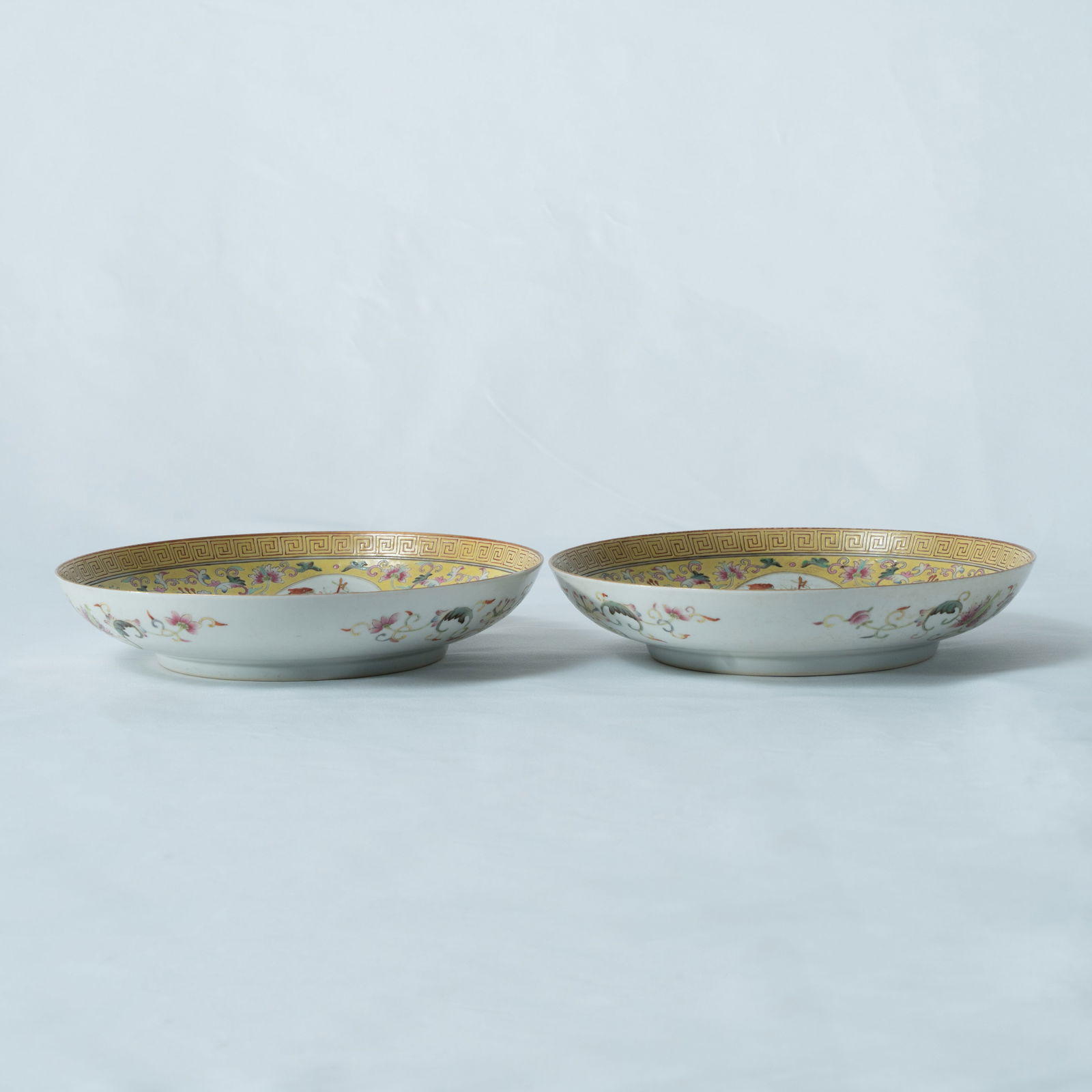 A PAIR OF FAMILLE ROSE YELLOW-GROUND 'LONGEVITY' DISHES MARK AND PERIOD OF TONGZHI (1 of 6)