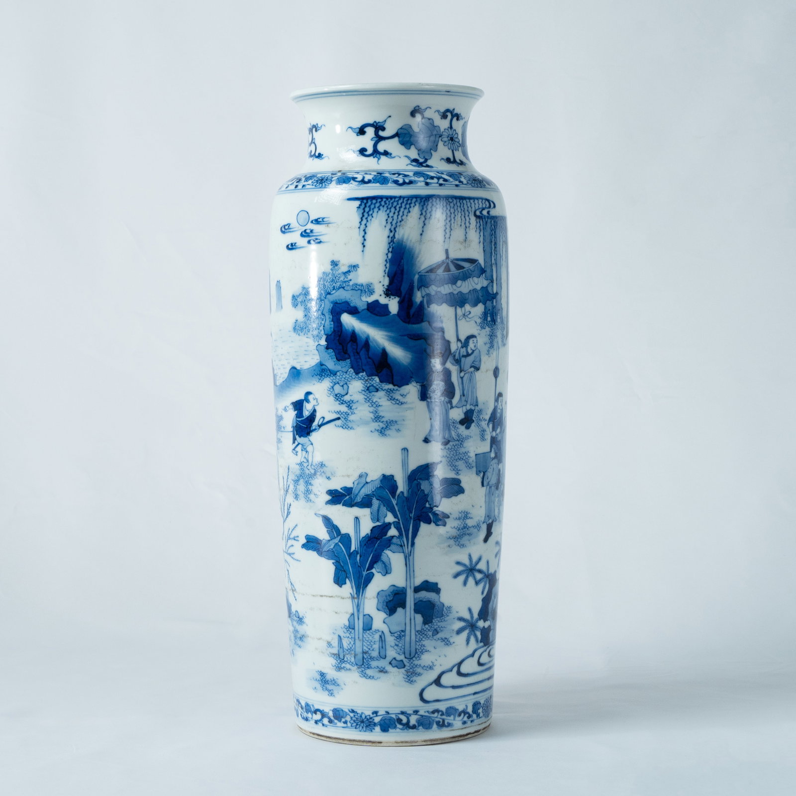 A BLUE AND WHITE 'BING JI WEN NIU' SLEEVE VASE: A BLUE AND WHITE 'BING JI WEN NIU' SLEEVE VASE20TH CENTURY二十世纪 青花“丙吉问牛”人物故事纹筒