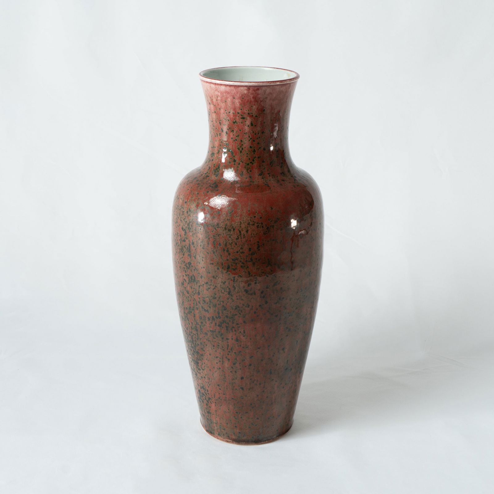 A LARGE PEACH-BLOOM GLAZED 'GUANYIN' VASE 20TH CENTURY, KANGXI MARK: A LARGE PEACH-BLOOM GLAZED 'GUANYIN' VASE20TH CENTURY, KANGXI MARK二十世纪 豇豆红釉观音瓶《大清康熙ñ