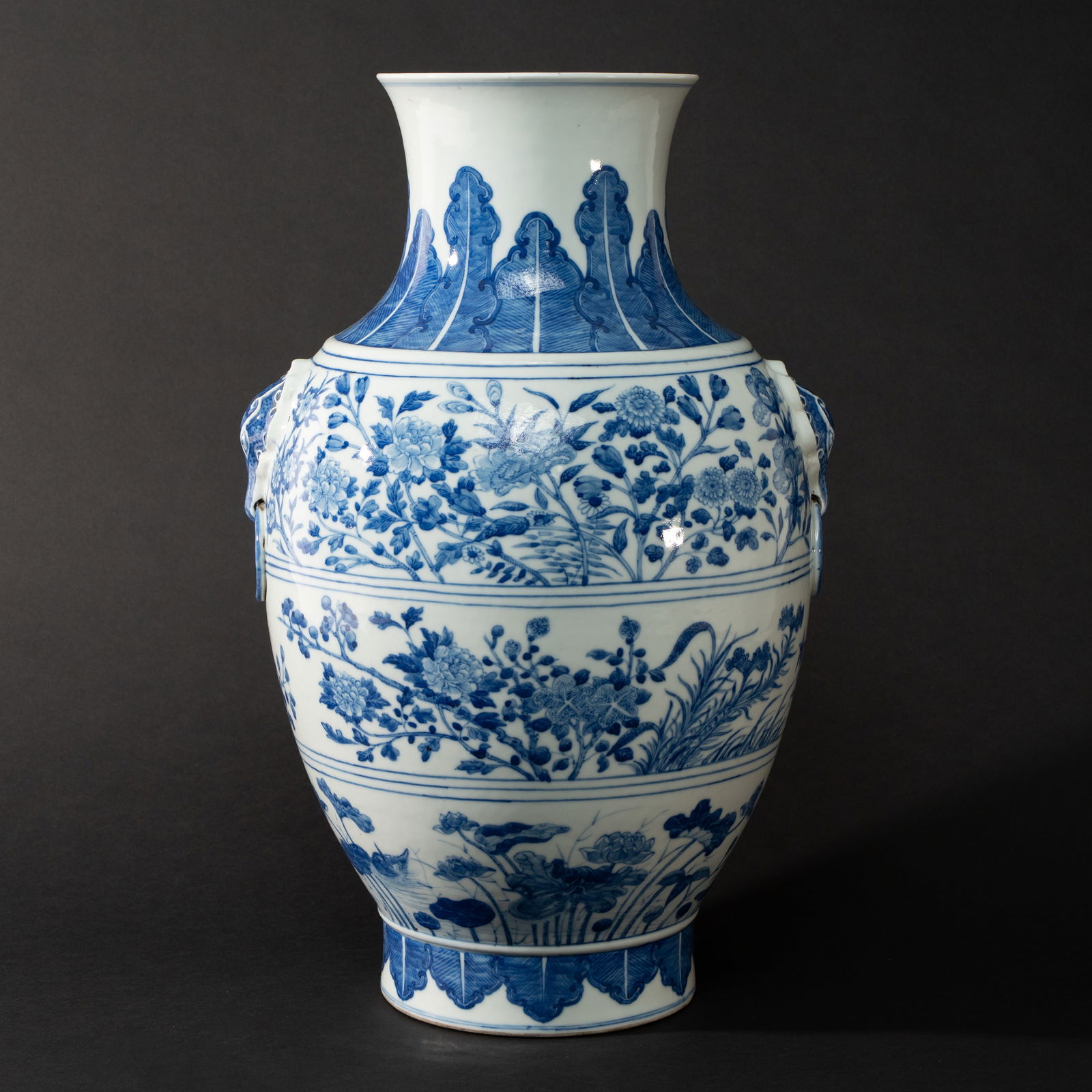 A MAGNIFICENT AND LARGE BLUE AND WHITE 'LOTUS' VASE (HU) QING DYNASTY, QIANLONG PERIOD: A MAGNIFICENT AND LARGE BLUE AND WHITE 'LOTUS' VASE (HU)QING DYNASTY, QIANLONG PERIOD清乾隆 青花缠枝莲纹铺首耳大尊ME