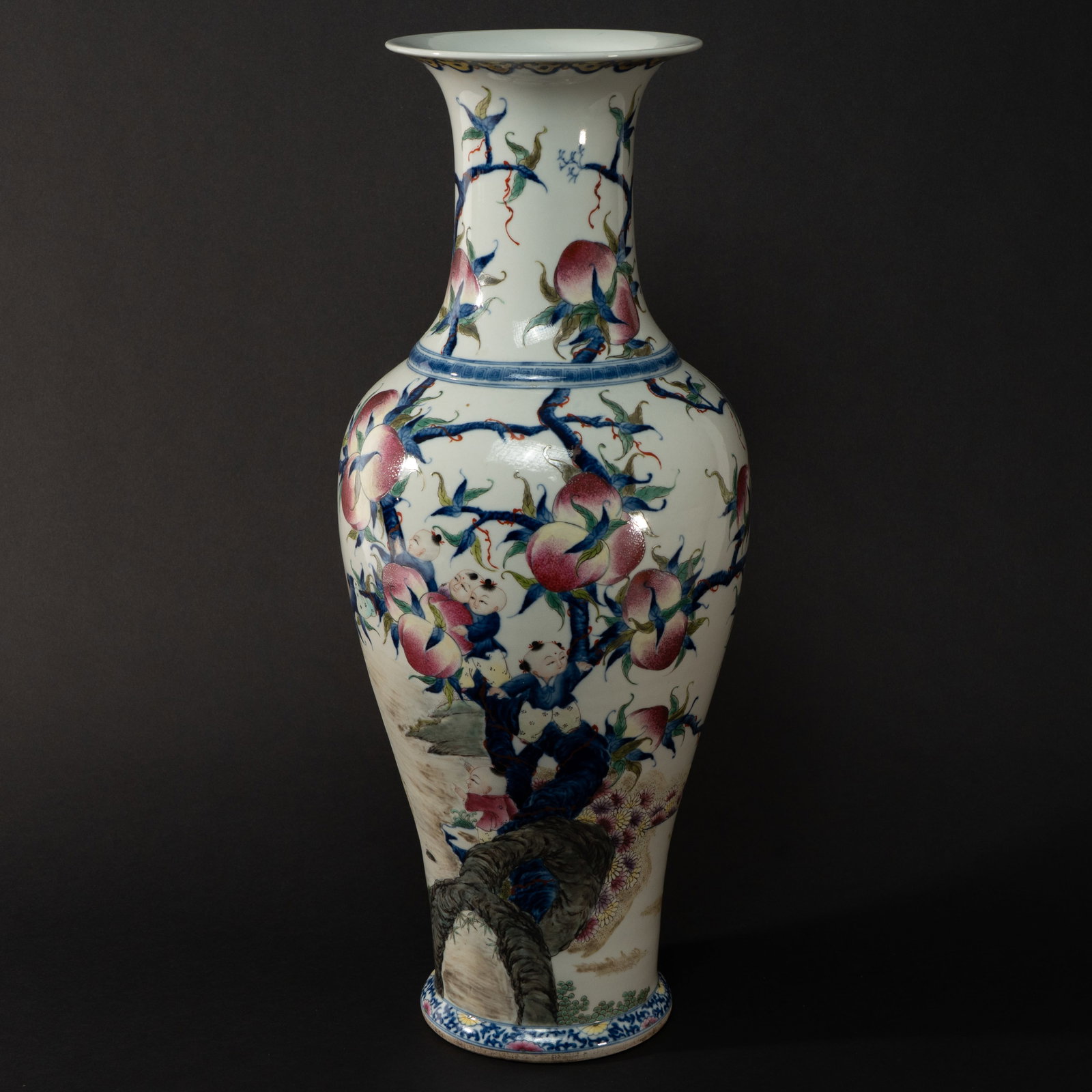 A MAGNIFICENT AND LARGE FAMILLE-ROSE 'NINE PEACHES AND BOYS' VASE LATE QING DYNASTY – REPUBLIC: A MAGNIFICENT AND LARGE FAMILLE-ROSE 'NINE PEACHES AND BOYS' VASELATE QING DYNASTY – REPUBLIC PERIOD, QIANLONG MARK晚清至民国 粉彩福寿๣