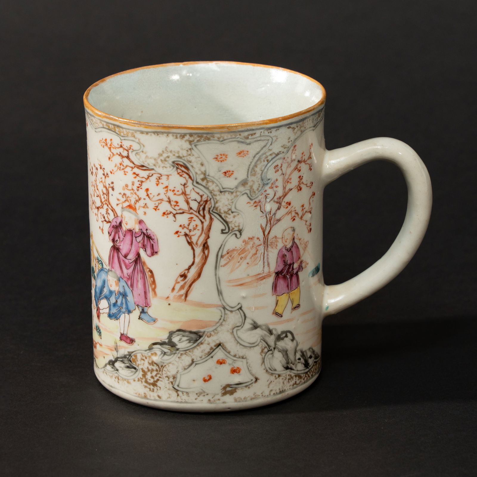 A FAMILLE-ROSE 'FIGURES IN LANDSCAPE' EXPORT MUG QING DYNASTY, QIANLONG PERIOD (1 of 4)