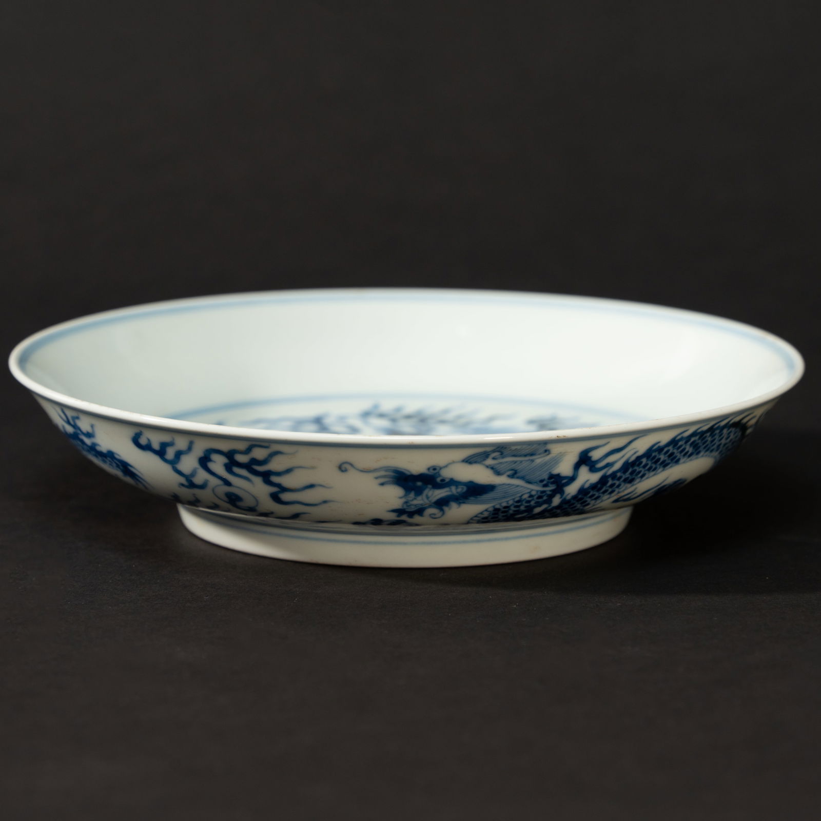 A BLUE AND WHITE 'DRAGON' DISH 20TH CENTURY, GUANGXU MARK (1 of 3)