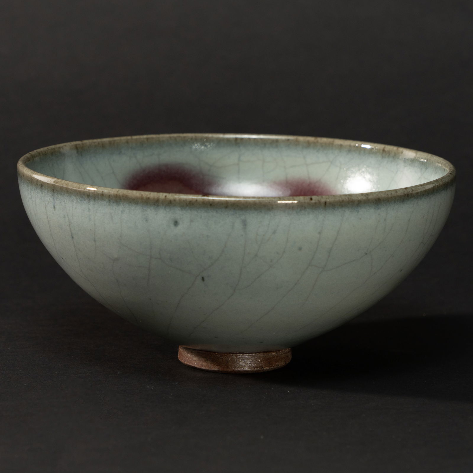 A LARGE SKY-BLUE GLAZED 'JUN' BOWL WITH COPPER-RED SPLASH YUAN - EARLY MING DYNASTY: A LARGE SKY-BLUE GLAZED 'JUN' BOWL WITH COPPER-RED SPLASHYUAN - EARLY MING DYNASTY元至明初 钧窑天蓝釉紫斑大盌MEASUREMENTSD