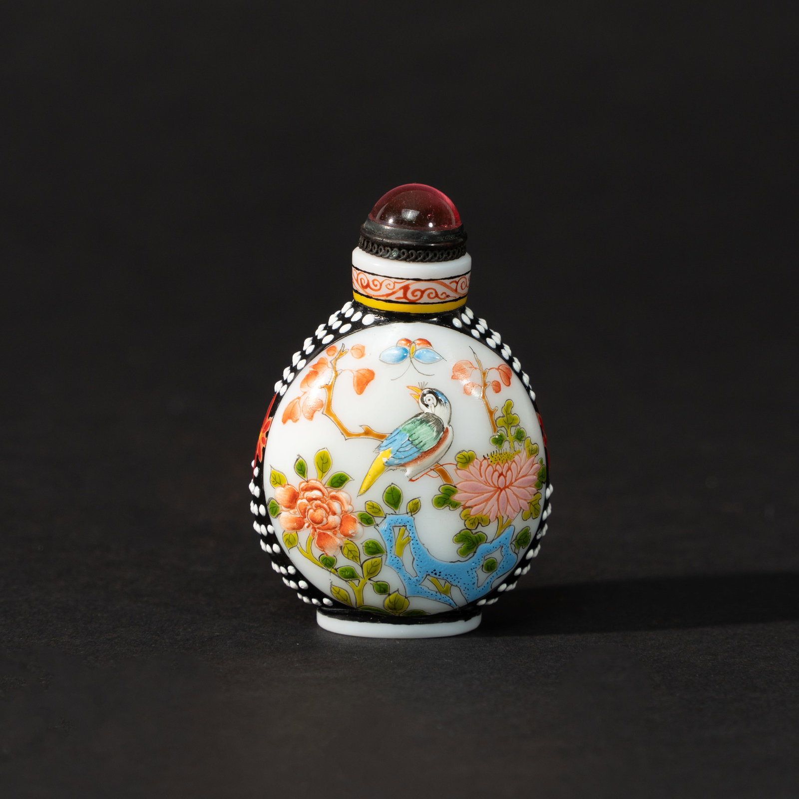 A FINE PAINTED ENAMEL ON GLASS 'FLOWERS AND BIRDS' SNUFF BOTTLE 20TH CENTURY, QIANLONG MARK: A FINE PAINTED ENAMEL ON GLASS 'FLOWERS AND BIRDS' SNUFF BOTTLE20TH CENTURY, QIANLONG MARK二十世纪 料胎画珐琅花鸟纹鼻Ġ