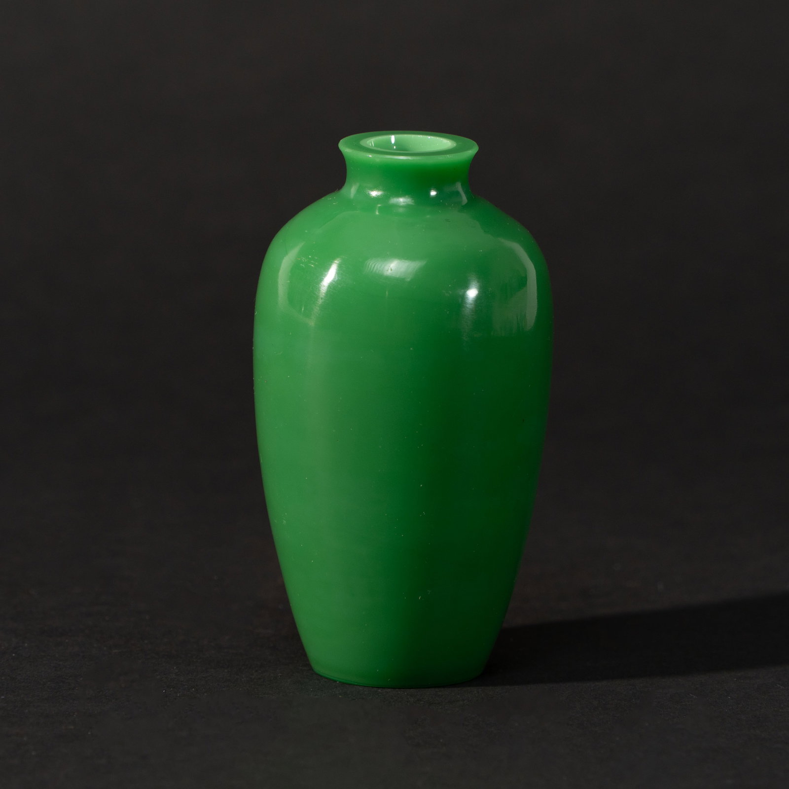 A MAGNIFICENT LARGE GREEN GLASS 'MEIPING' SNUFF BOTTLE REPUBLIC PERIOD (1 of 2)