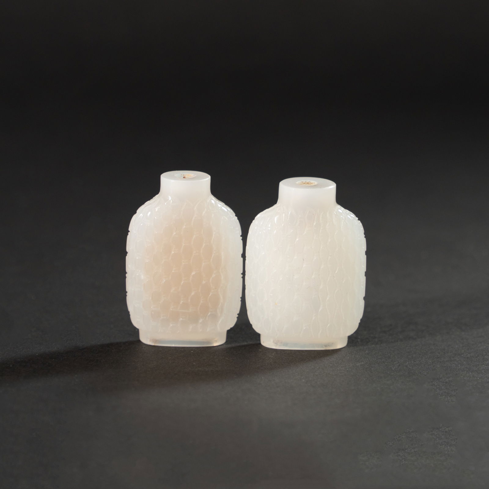 A PAIR OF WHITE JADE 'BAMBOO-WEAVE' SNUFF BOTTLES QING DYNASTY – REPUBLIC PERIOD: A PAIR OF WHITE JADE 'BAMBOO-WEAVE' SNUFF BOTTLESQING DYNASTY – REPUBLIC PERIOD清至民国 白玉仿竹编纹鼻烟壶一&#