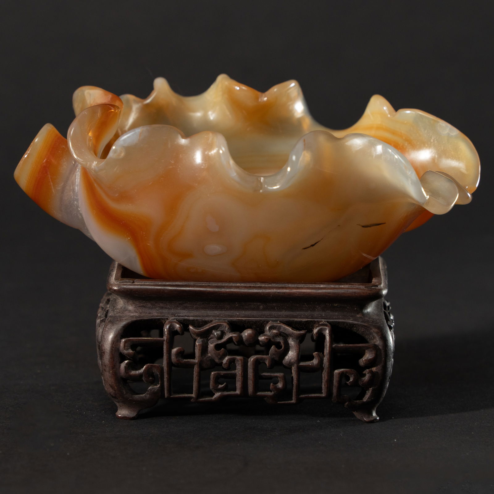 A CARVED AGATE 'LOTUS LEAF' CUP 20TH CENTURY: A CARVED AGATE 'LOTUS LEAF' CUP20TH CENTURY二十世纪 玛瑙雕荷叶式杯MEASUREMENTSL. 14.4 cm, 5.6 in.W. 9.7 cm, 3.8 in.H. 5.2 cm, 2.0 in.E