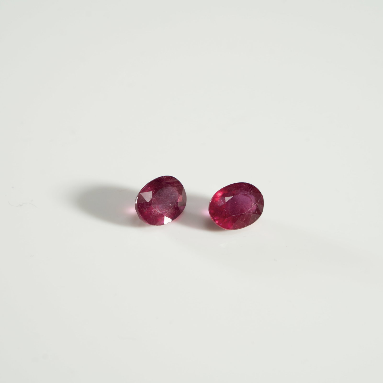 TWO LOOSE RUBIES 天然红宝石 (两件) (1 of 2)