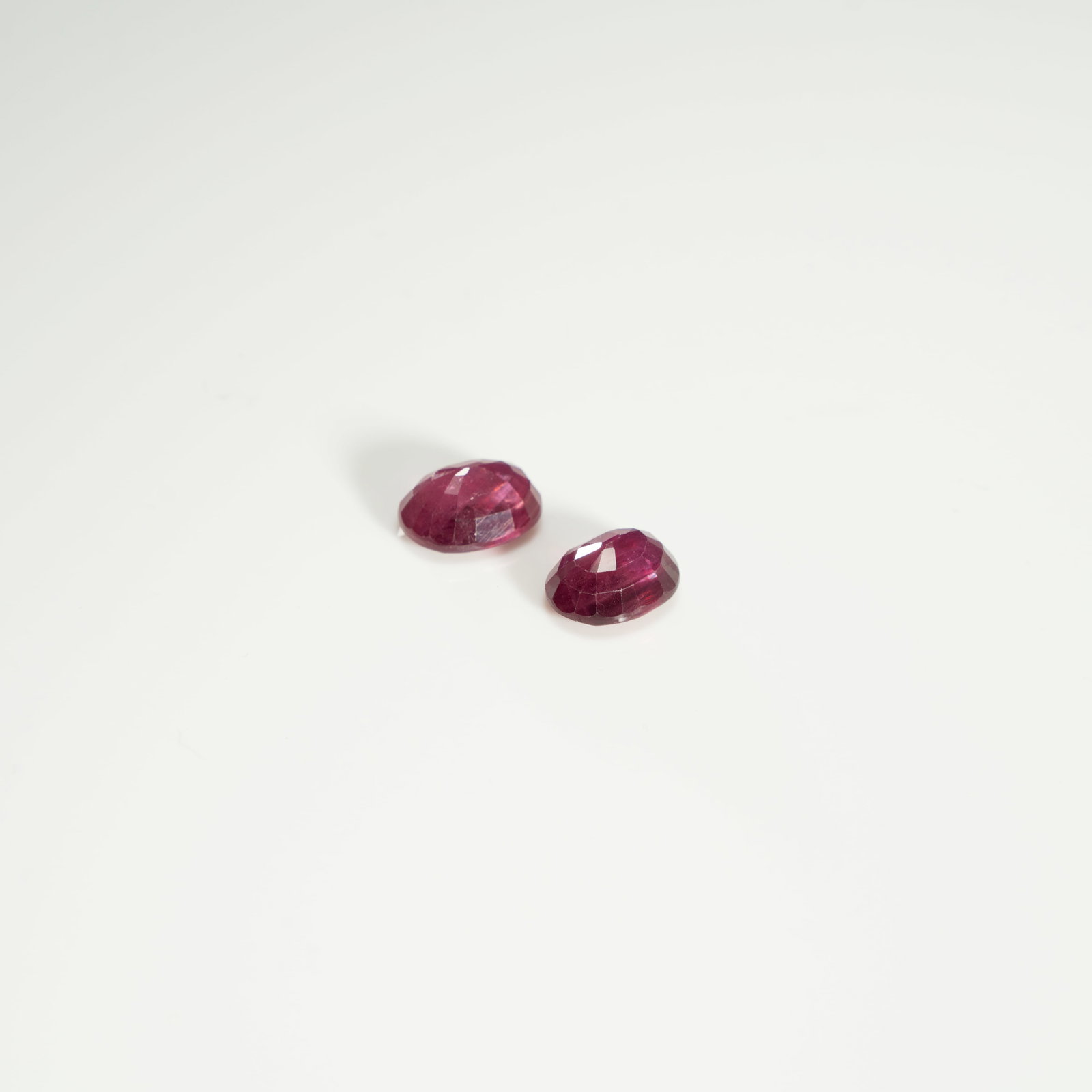 TWO LOOSE RUBIES 天然红宝石 (两件) - 2