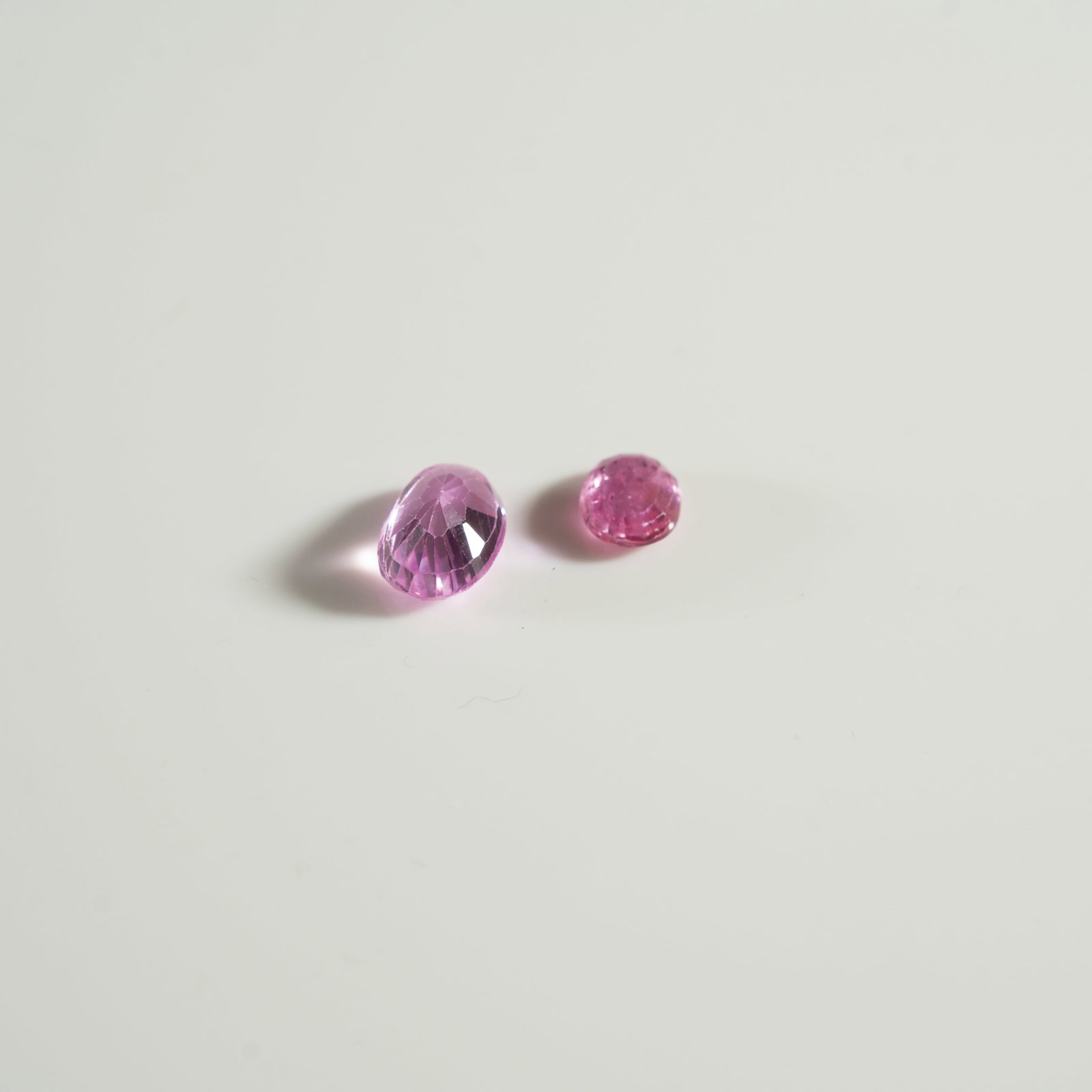 A LOOSE RUBY AND KUNZITE 天然红宝石及孔赛石: A LOOSE RUBY AND KUNZITE天然红宝石及孔赛石ESTIMATE: $500 – $800DescriptionThis lot features two loose gemstones: a ruby weighing approximate