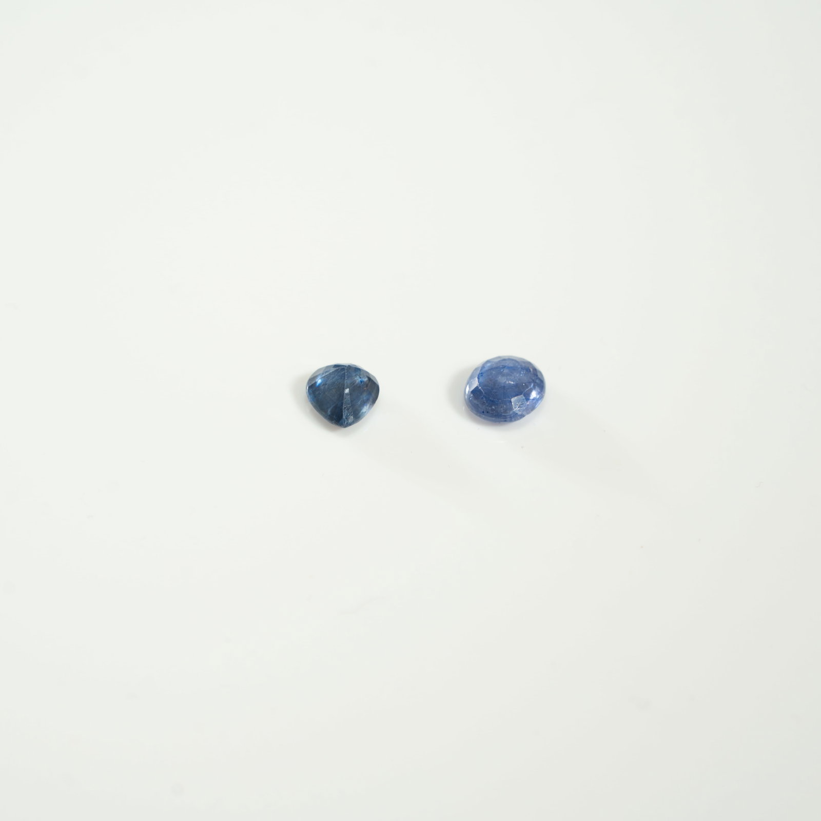 TWO LOOSE BLUE SAPPHIRES 天然蓝宝石 (两件): TWO LOOSE BLUE SAPPHIRES天然蓝宝石 (两件)ESTIMATE: $800 – $1,500DescriptionThis lot features two loose blue sapphires with a total weight of 8.0 carats