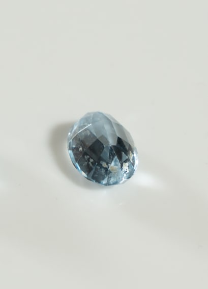 A LOOSE BLUE SAPPHIRE 天然蓝宝石: A LOOSE BLUE SAPPHIRE天然蓝宝石ESTIMATE: $500 – $800DescriptionThis lot features a single loose blue sapphire weighing approximately 4.5 carats. The gemstone