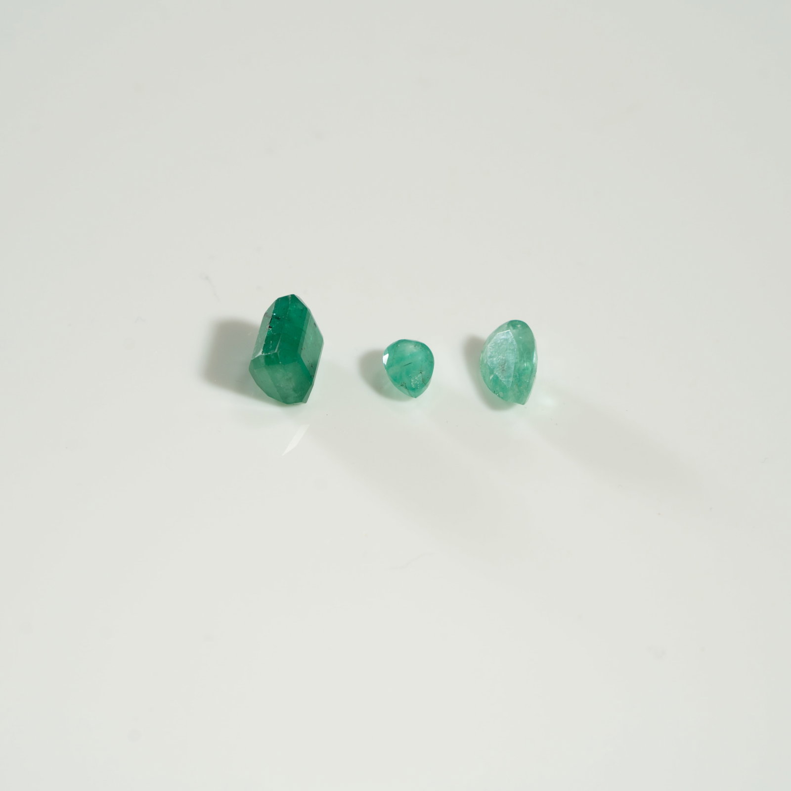 A COLLECTION OF THREE LOOSE EMERALDS 祖母绿组 (三件) (1 of 2)