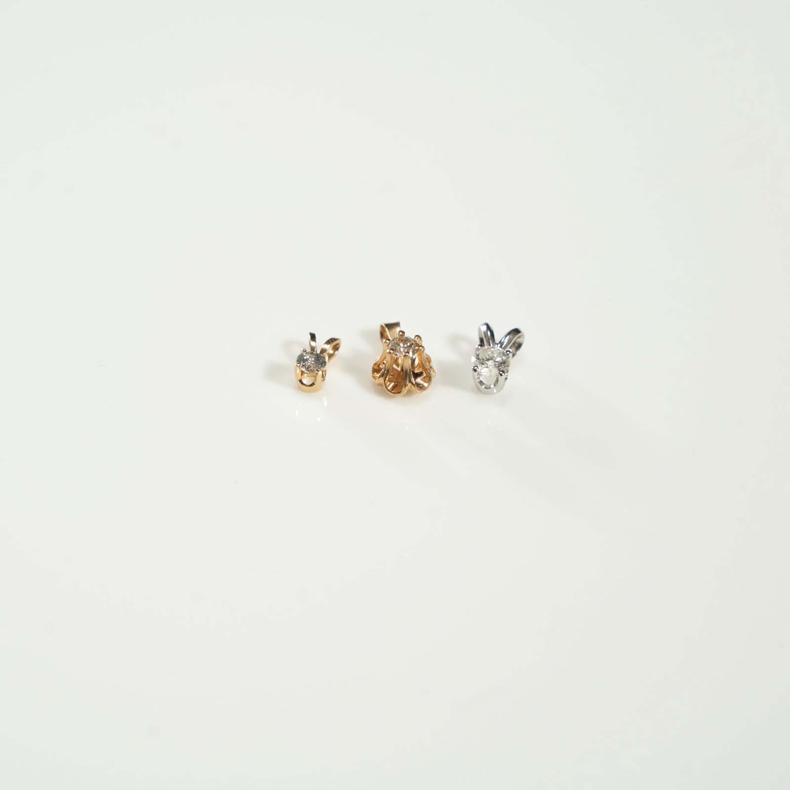 A COLLECTION OF THREE DIAMOND PENDANTS 钻石吊坠组 (三件): A COLLECTION OF THREE DIAMOND PENDANTS钻石吊坠组 (三件)ESTIMATE: $1,200 – $2,200DescriptionThis lot comprises three elegant diamond pendants. The
