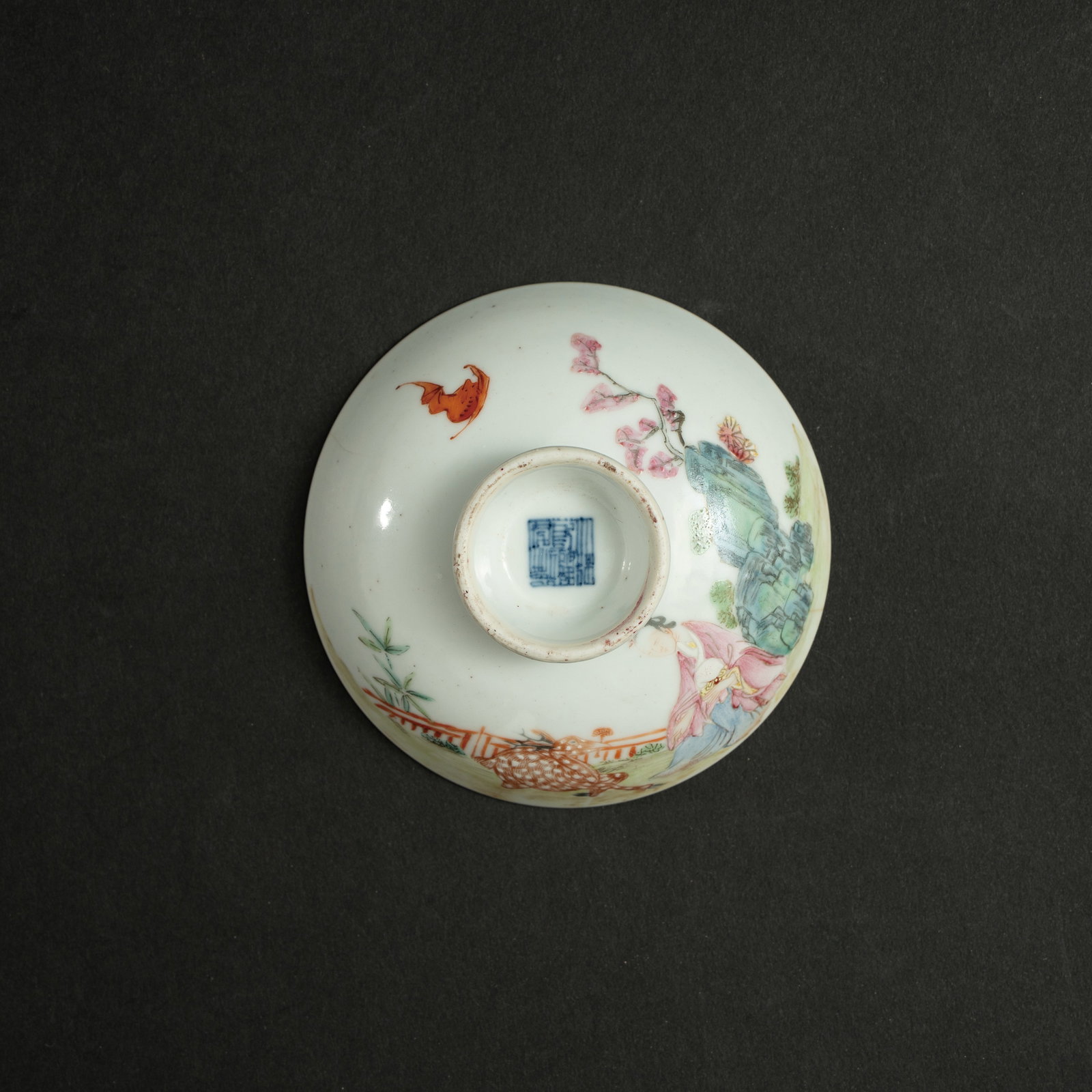 A FAMILLE ROSE 'LADY AND DEER' BOWL COVER QING DYNASTY, 19TH CENTURY 清代 粉: A FAMILLE ROSE 'LADY AND DEER' BOWL COVERQING DYNASTY, 19TH CENTURY清代 粉彩仕女与鹿图碗盖ESTIMATE: $400 – $800DescriptionThis d
