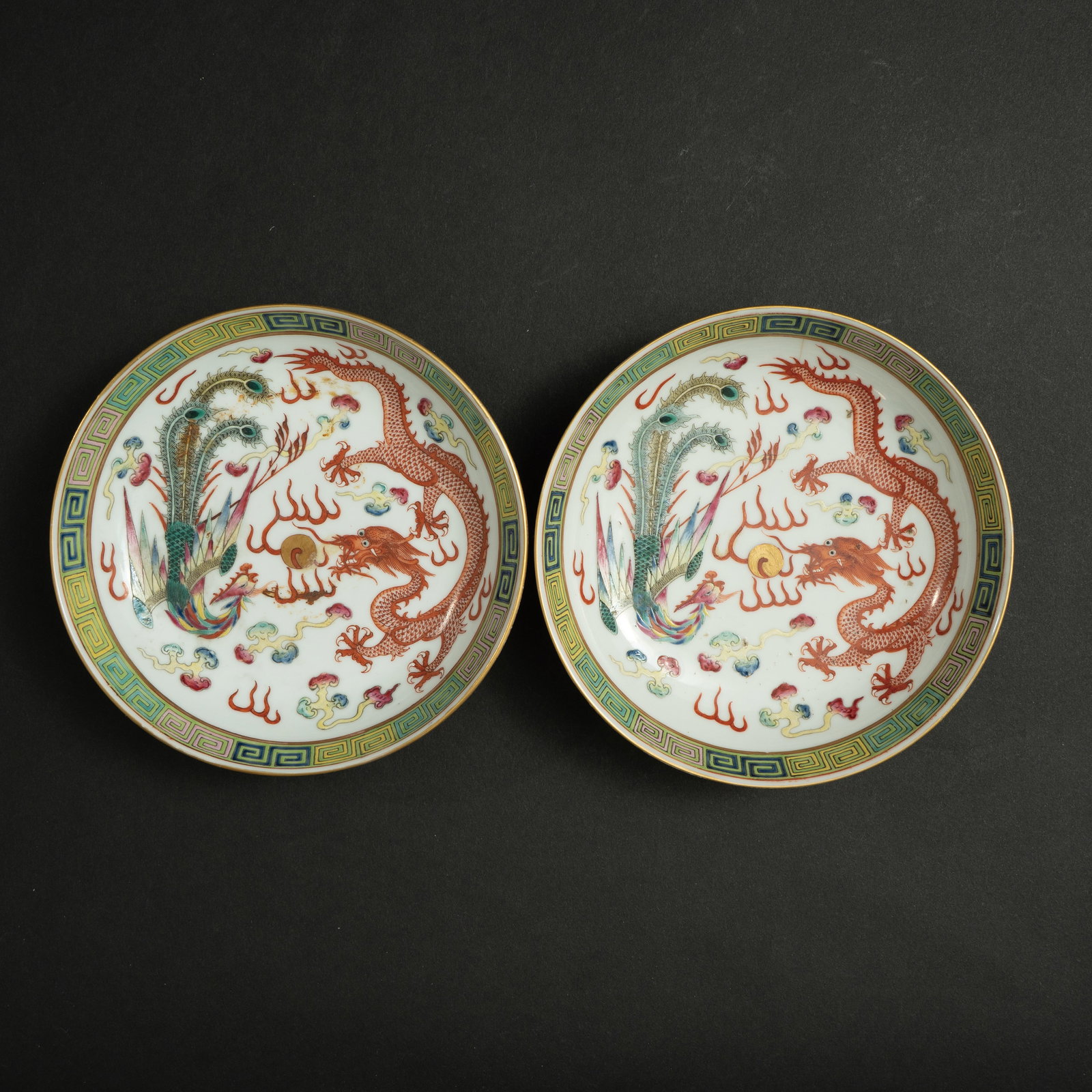 A PAIR OF FAMILLE ROSE 'DRAGON AND PHOENIX' DISHES XUANTONG PERIOD, EARLY 20TH CENTURY 清: A PAIR OF FAMILLE ROSE 'DRAGON AND PHOENIX' DISHESXUANTONG PERIOD, EARLY 20TH CENTURY清宣统 粉彩龙凤呈祥纹盘一对ESTIMATE: