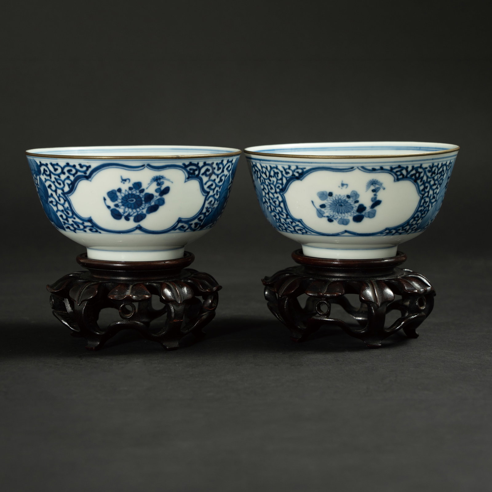 A PAIR OF BLUE AND WHITE 'FLORAL' BOWLS GUANGXU PERIOD, QING DYNASTY 清光绪: A PAIR OF BLUE AND WHITE 'FLORAL' BOWLSGUANGXU PERIOD, QING DYNASTY清光绪