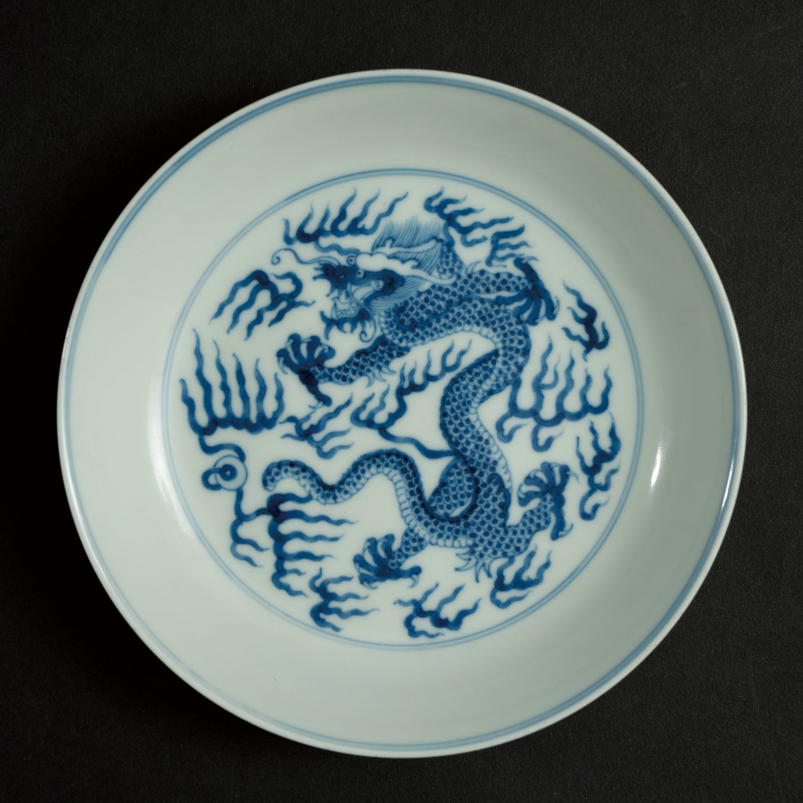 A BLUE AND WHITE 'DRAGON' DISH GUANGXU PERIOD, LATE 19TH CENTURY 清光绪 青 (1 of 5)