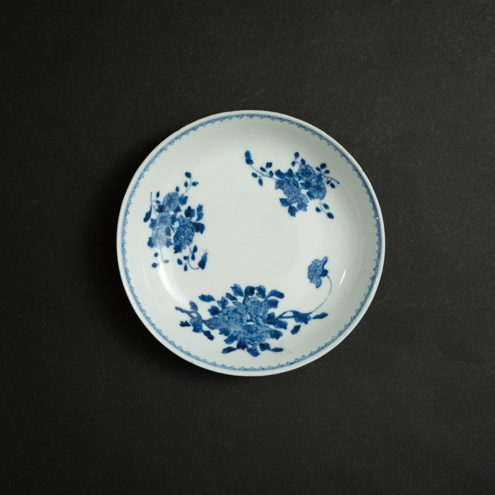 A BLUE AND WHITE 'FLORAL SPRAYS' DISH GUANGXU PERIOD, LATE 19TH CENTURY 清光绪: A BLUE AND WHITE 'FLORAL SPRAYS' DISHGUANGXU PERIOD, LATE 19TH CENTURY清光绪 青花折枝花卉纹盘ESTIMATE: $1,200 –