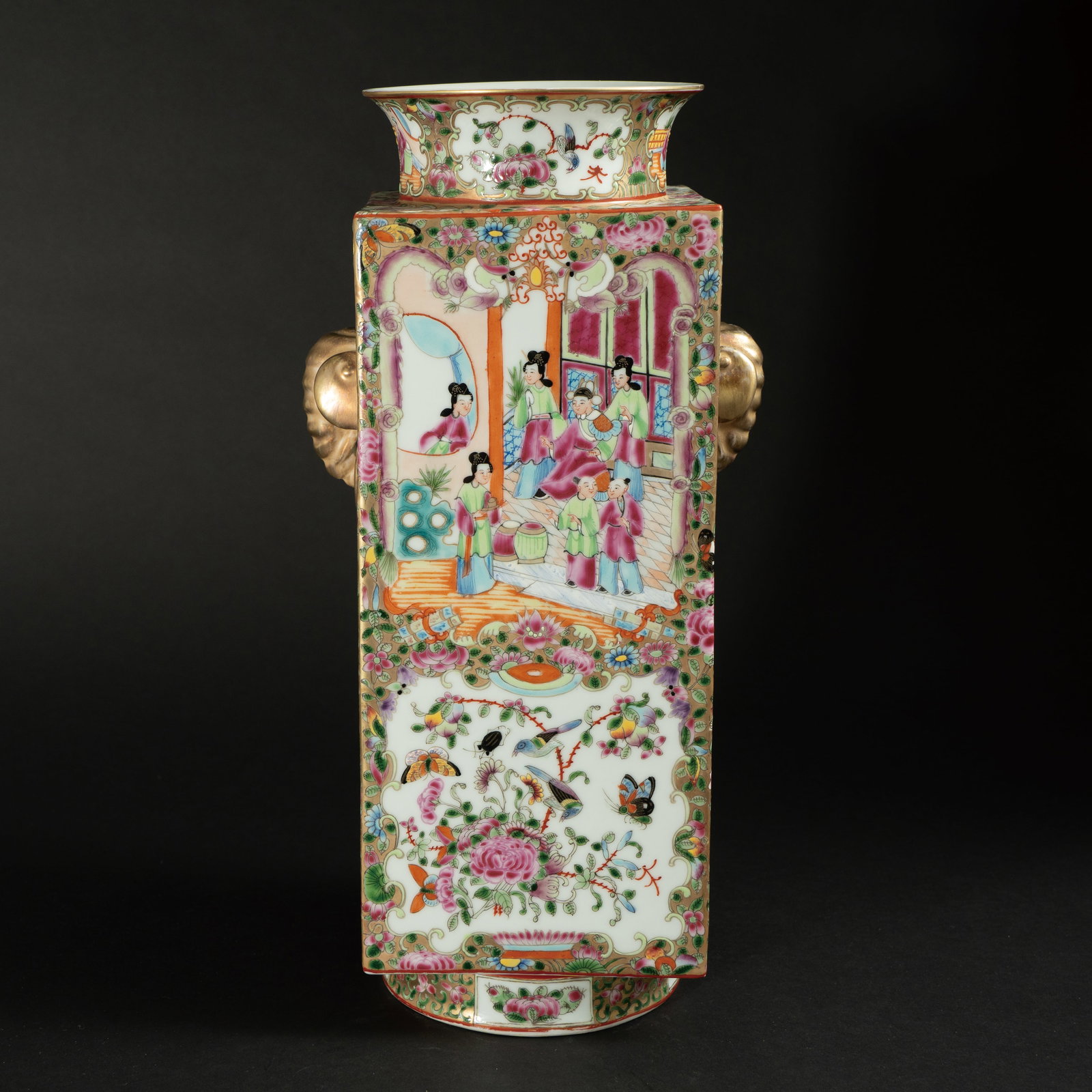 A MAGNIFICENT FAMILLE ROSE 'CANTON' ENAMEL RECTANGULAR VASE LATE QING DYNASTY, 19TH CENTURY 晚: A MAGNIFICENT FAMILLE ROSE 'CANTON' ENAMEL RECTANGULAR VASELATE QING DYNASTY, 19TH CENTURY晚清 广彩开光人物花鸟纹大四Ą