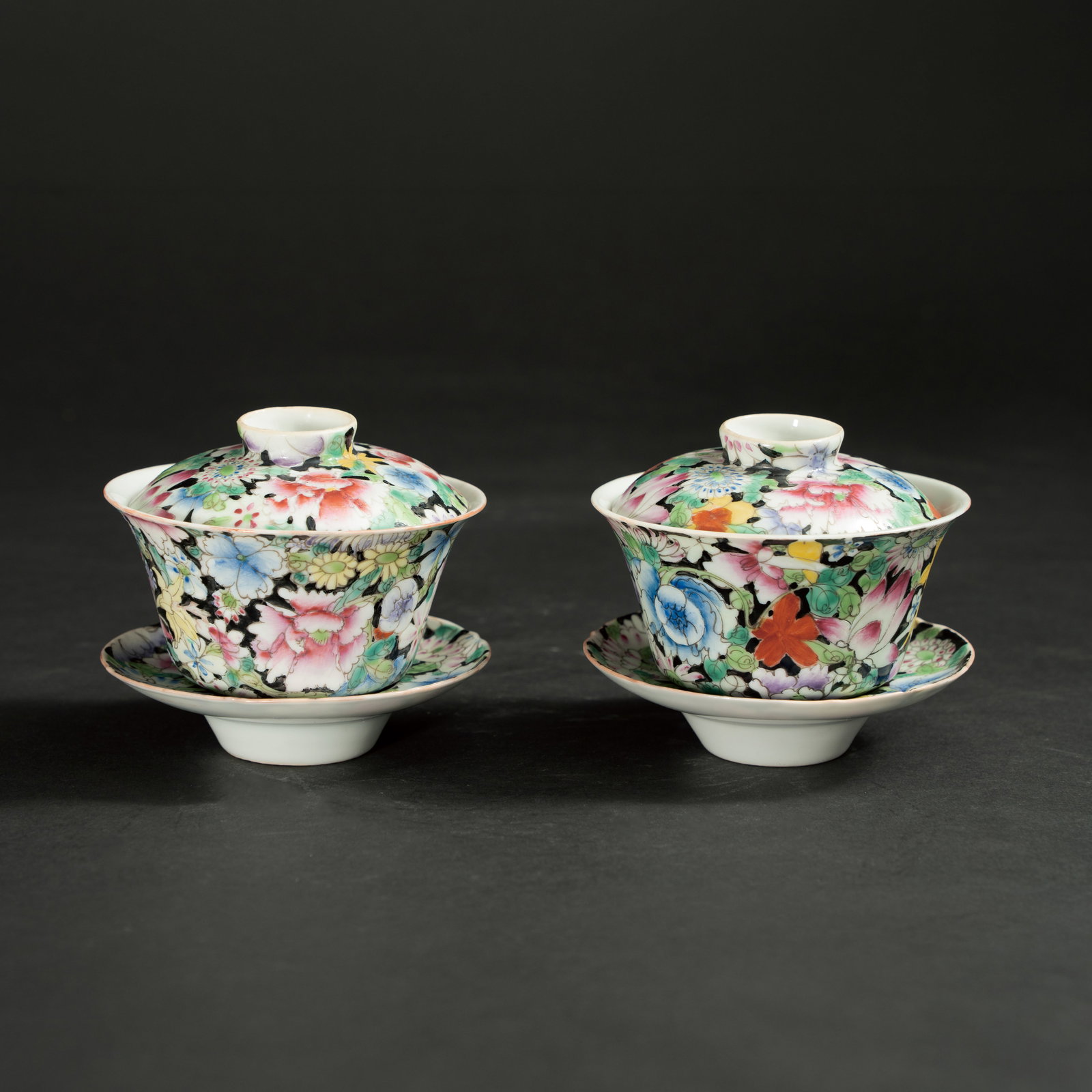 A PAIR OF FAMILLE ROSE 'HUNDRED FLOWERS' GAIWAN REPUBLIC PERIOD OR LATER 民国或: A PAIR OF FAMILLE ROSE 'HUNDRED FLOWERS' GAIWANREPUBLIC PERIOD OR LATER民国或更晚 粉彩百花不露地盖碗一对