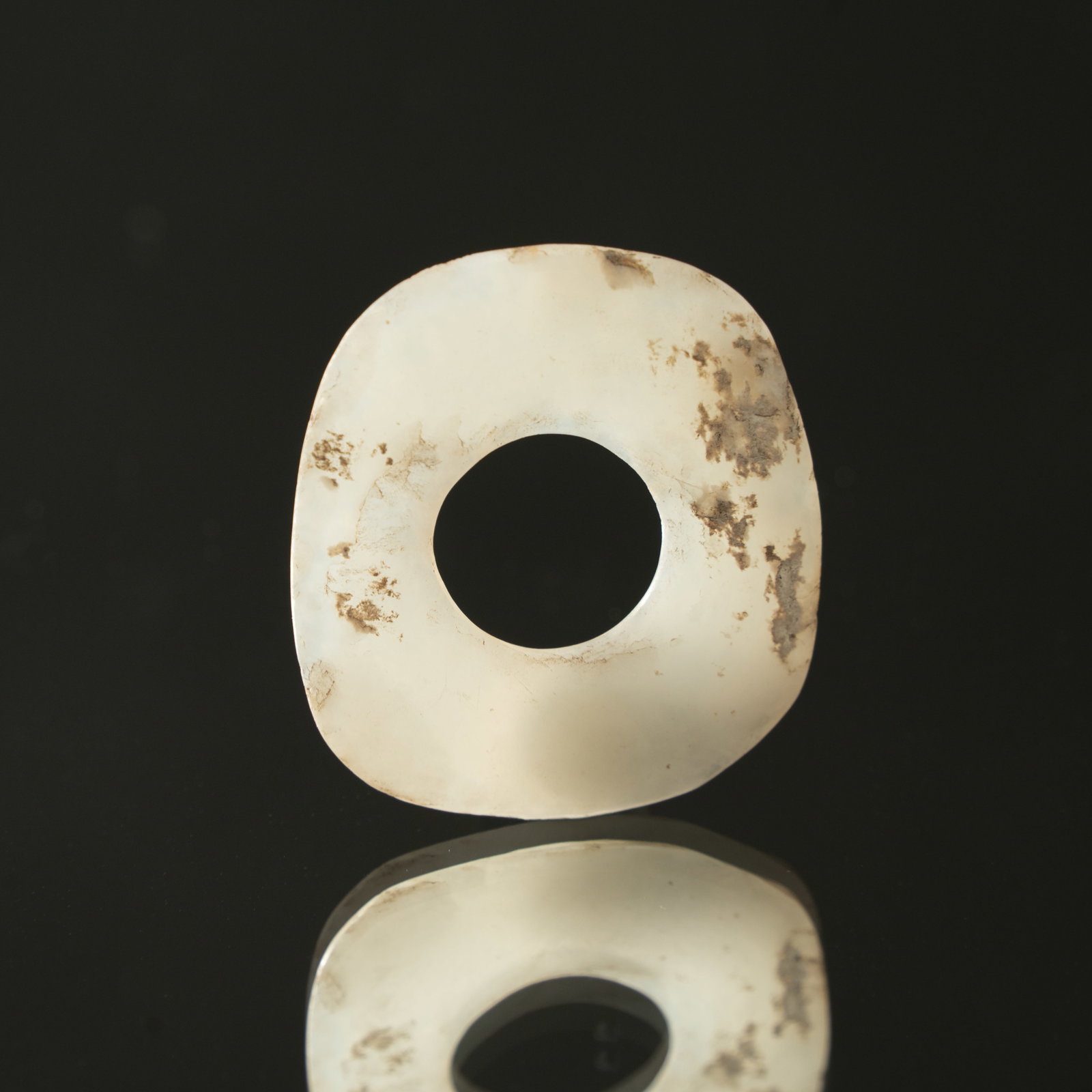 A RARE HONGSHAN CULTURE JADE 'BI' DISC C. 4000–3000 BC 红山文化: A RARE HONGSHAN CULTURE JADE 'BI' DISCC. 4000–3000 BC红山文化 玉璧ESTIMATE: $3,000 – $5,000DescriptionThis rare and ancient jade disc, or bi, is attribu