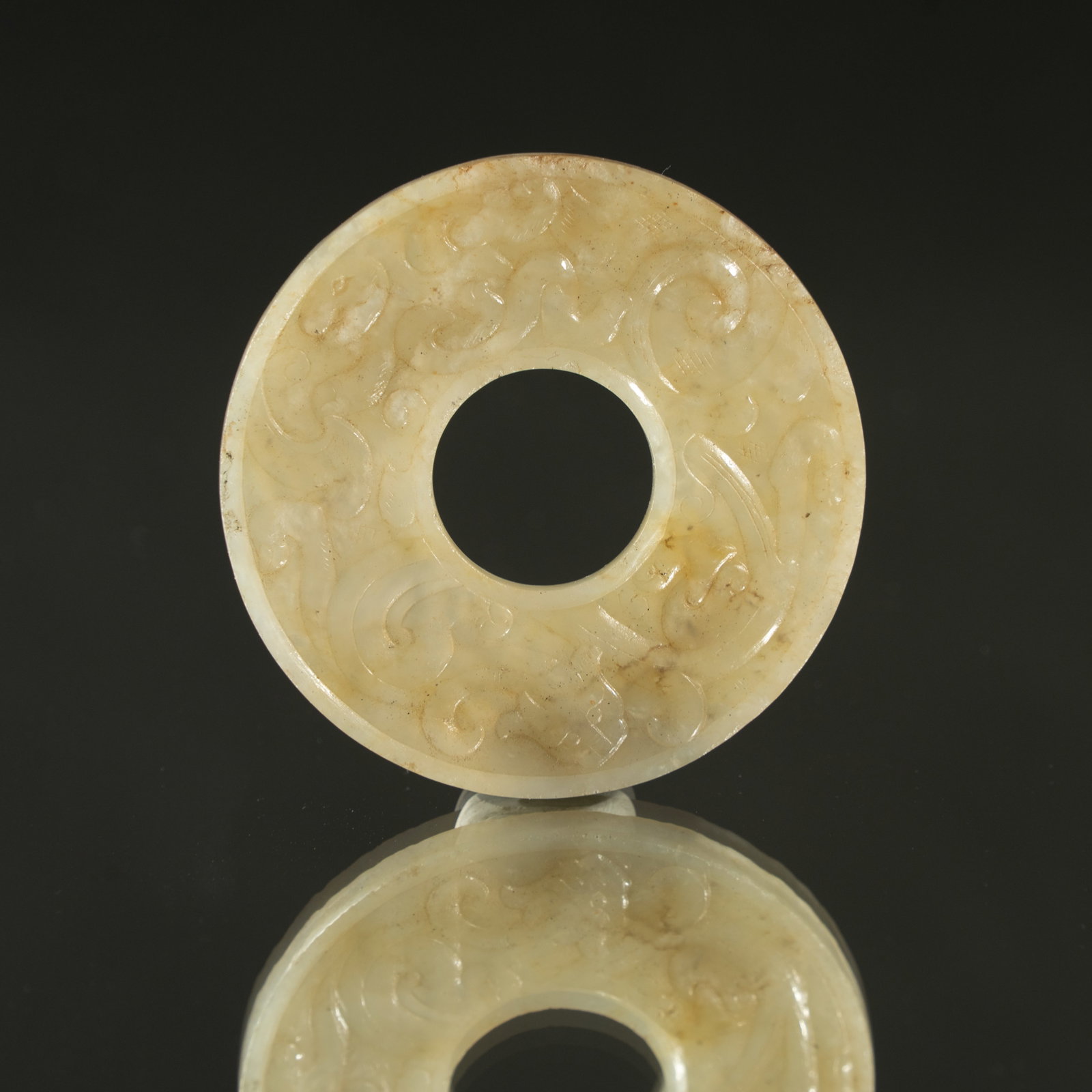 A RARE WHITE JADE 'KUI DRAGON' DISC (BI) HAN DYNASTY (206 BC–220 AD) 汉代 夔: A RARE WHITE JADE 'KUI DRAGON' DISC (BI)HAN DYNASTY (206 BC–220 AD)汉代 夔龙纹玉璧ESTIMATE: $2.000 – $3.000DescriptionThis finely carved white jad