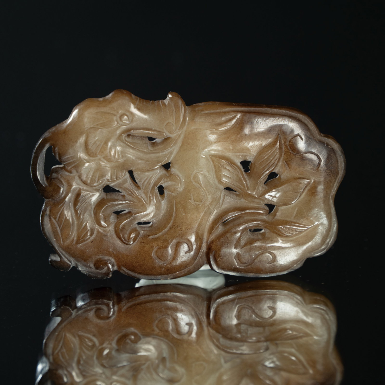 A JADE 'DRAGON AND LINGZHI' OPENWORK PENDANT MING DYNASTY (1368–1644) OR LATER 明或: A JADE 'DRAGON AND LINGZHI' OPENWORK PENDANTMING DYNASTY (1368–1644) OR LATER明或更晚 玉雕“云龙纹”透雕佩ESTIMA