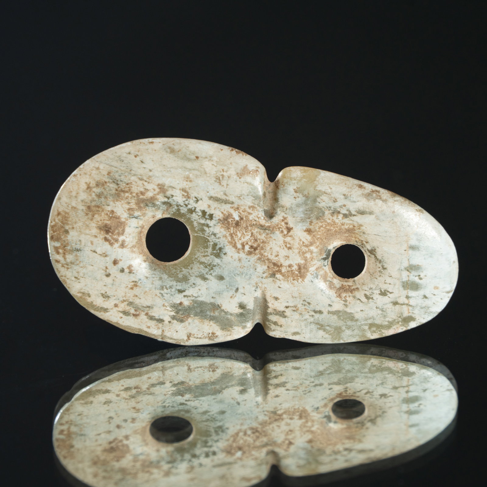 AN ARCHAIC JADE DOUBLE-LINKED DISC (SHUANGLIAN BI) HONGSHAN CULTURE (C. 4700–2900 BC) OR LATER: AN ARCHAIC JADE DOUBLE-LINKED DISC (SHUANGLIAN BI)HONGSHAN CULTURE (C. 4700–2900 BC) OR LATER红山文化或更晚 双联璧ESTIMATE: $1.000R