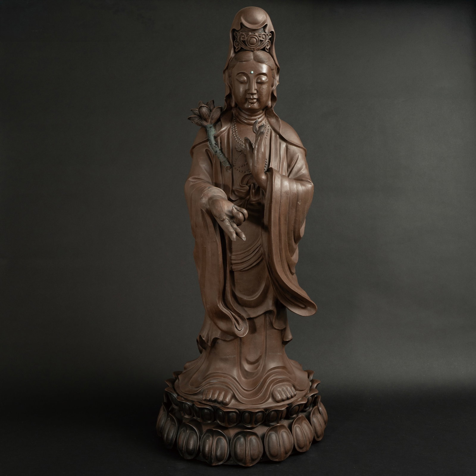 A LARGE YIXING ZISHA FIGURE OF STANDING GUANYIN BY XU XIUTANG (B. 1937) 徐秀堂 (1 of 14)