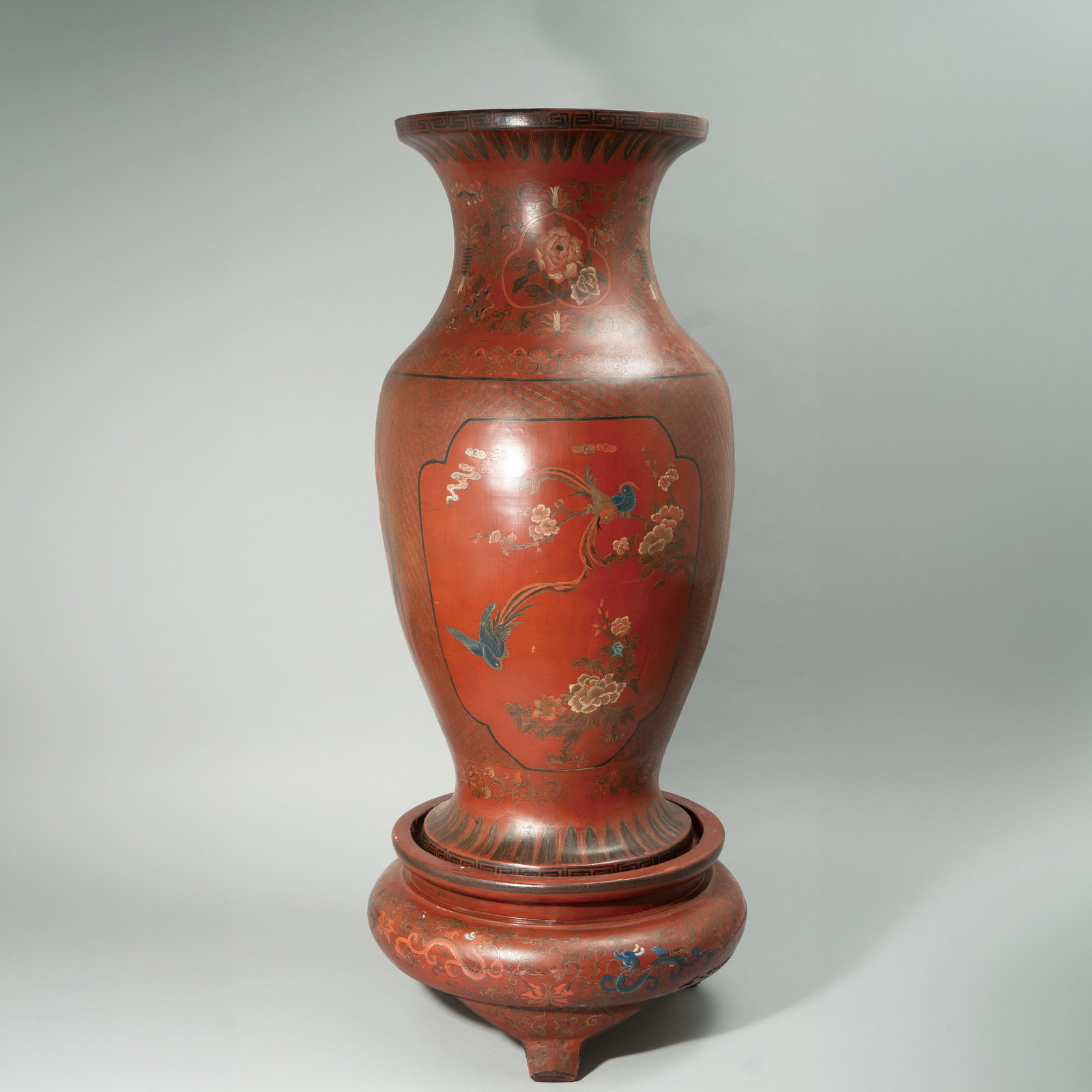 A LARGE RED-GROUND 'BIRDS AND FLOWERS' LACQUER VASE LATE QING DYNASTY / REPUBLIC PERIOD 清: A LARGE RED-GROUND 'BIRDS AND FLOWERS' LACQUER VASELATE QING DYNASTY / REPUBLIC PERIOD清末民国 红漆描金开光花鸟纹大&