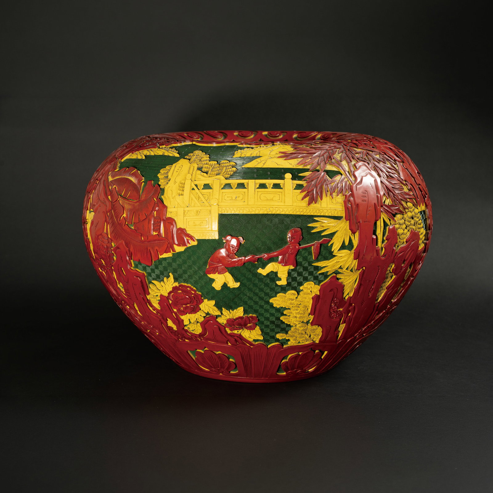 A LARGE MULTI-COLORED CINNABAR LACQUER 'BOYS AT PLAY' JAR QING DYNASTY (1644–1911) 清: A LARGE MULTI-COLORED CINNABAR LACQUER 'BOYS AT PLAY' JARQING DYNASTY (1644–1911)清 三色漆剔红“童子戏水图”大&#