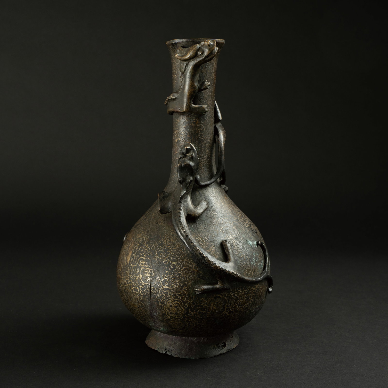 A GOLD-INLAID BRONZE 'CHI-DRAGON' VASE Wanli PERIOD, MING DYNASTY 明 万历 铜: A GOLD-INLAID BRONZE 'CHI-DRAGON' VASEWanli PERIOD, MING DYNASTY明 万历 铜嵌金螭龙纹长颈瓶ESTIMATE: $25000~$35000DescriptionThis
