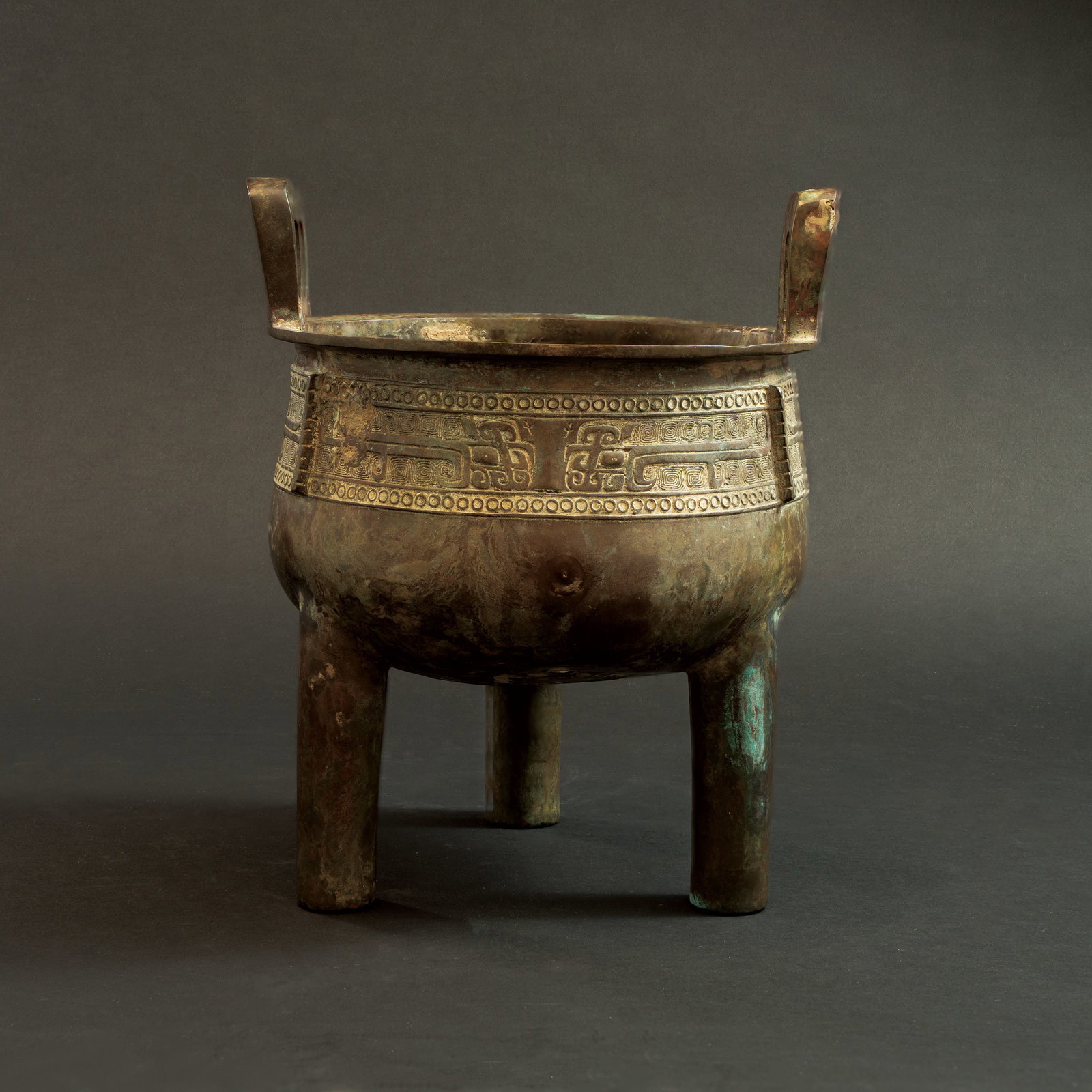 AN ARCHAIC BRONZE RITUAL FOOD VESSEL, DING SHANG DYNASTY (C. 1600–1046 BC) 商 青: AN ARCHAIC BRONZE RITUAL FOOD VESSEL, DINGSHANG DYNASTY (C. 1600–1046 BC)商 青铜饕餮纹鼎ESTIMATE: $150.000 – $250.000DescriptionThis substantial b