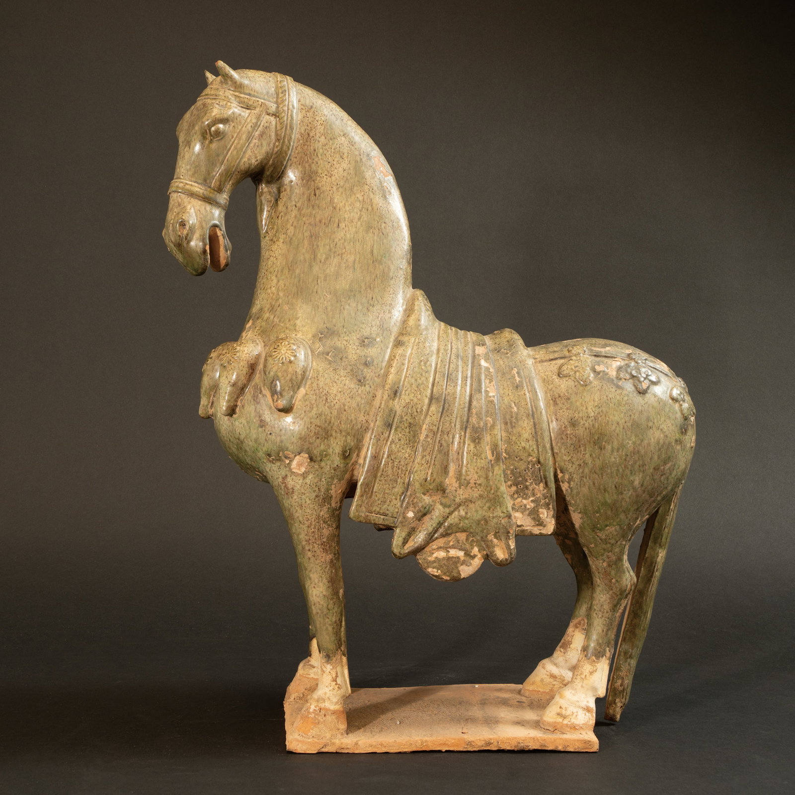 A STRAW-GLAZED POTTERY FIGURE OF A STANDING HORSE TANG DYNASTY (618–907) 唐 绿: A STRAW-GLAZED POTTERY FIGURE OF A STANDING HORSETANG DYNASTY (618–907)唐 绿釉陶马ESTIMATE: $8.000 – $10.000DescriptionThis elegant and finely modeled pottery
