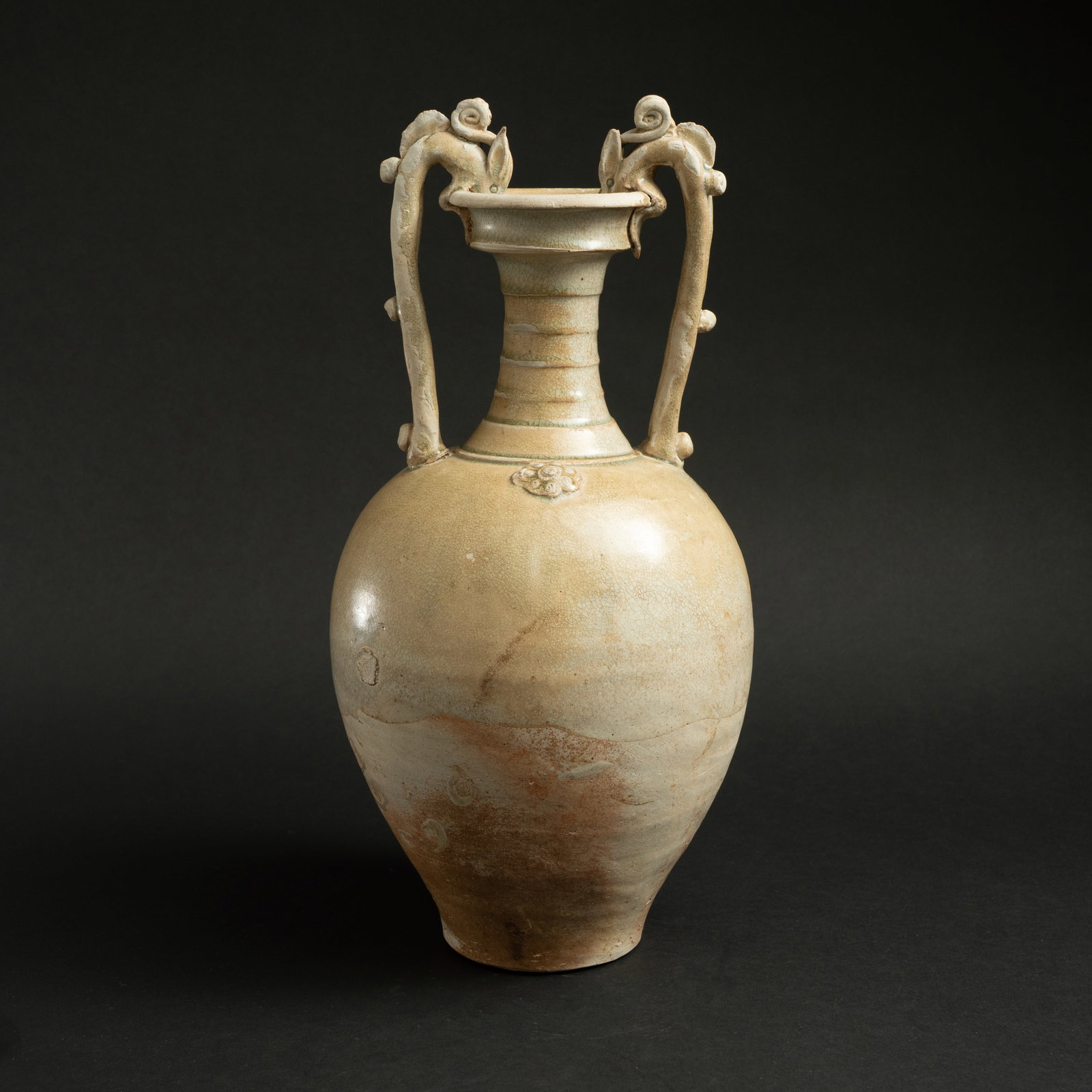 A RARE AND MAGNIFICENT STRAW-GLAZED 'DRAGON-HANDLE' AMPHORA TANG DYNASTY (618–907) 唐 (1 of 8)