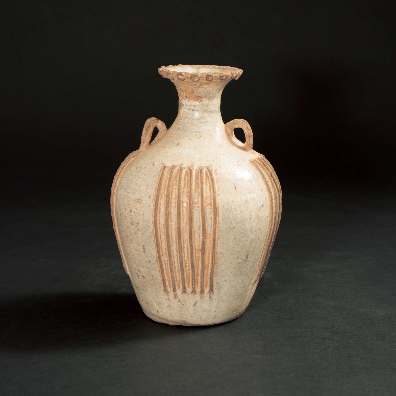 A RARE WHITE-GLAZED FLUTED TWO-HANDLED VASE SUI - TANG DYNASTY (6TH - 9TH CENTURY) 隋至 (1 of 10)