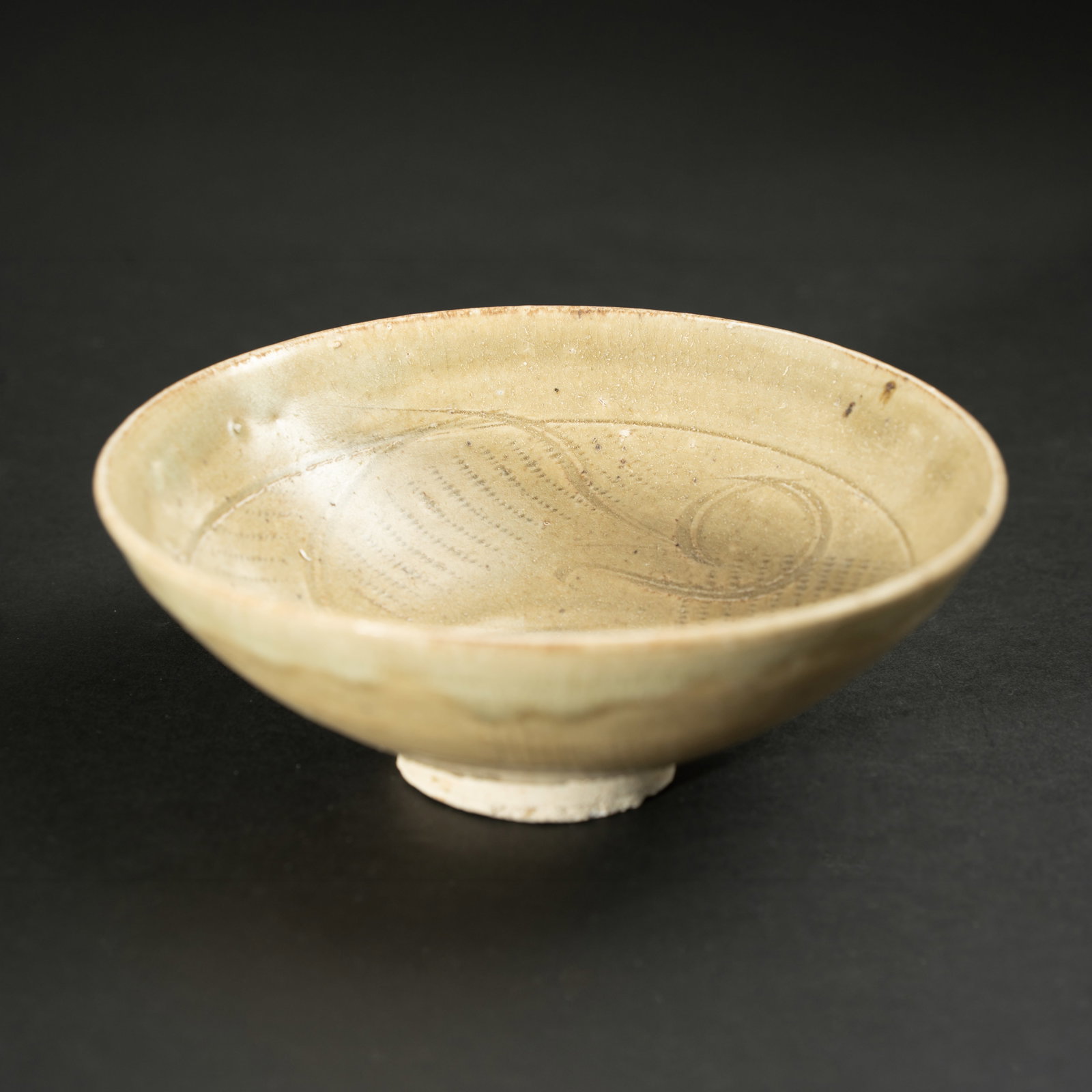 A YUE-TYPE CELADON GLAZED 'CLOUDS' BOWL FIVE DYNASTIES / NORTHERN SONG DYNASTY 五代: A YUE-TYPE CELADON GLAZED 'CLOUDS' BOWLFIVE DYNASTIES / NORTHERN SONG DYNASTY五代/北宋 越窑系青釉划花云纹碗ESTIMATE: